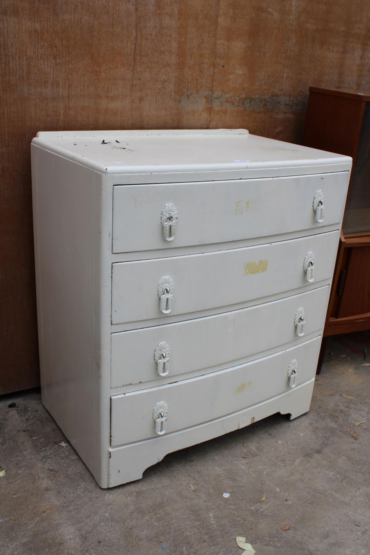 A MID 20TH CENTURY PAINTED CHEST OF FOUR DRAWERS 30" WIDE - Bild 2 aus 4