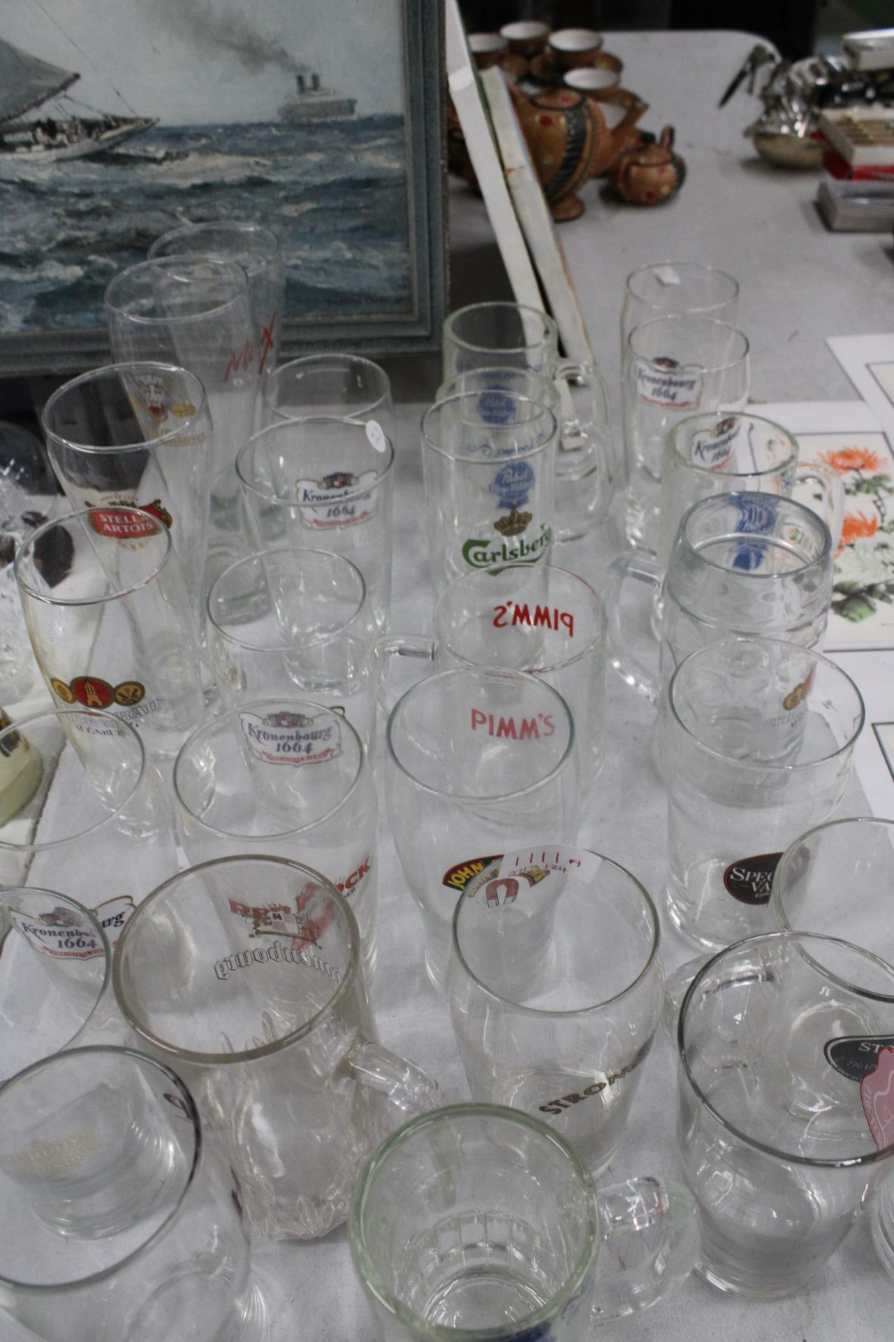 A LARGE COLLECTION OF BRANDED PINT GLASSES - Bild 2 aus 3