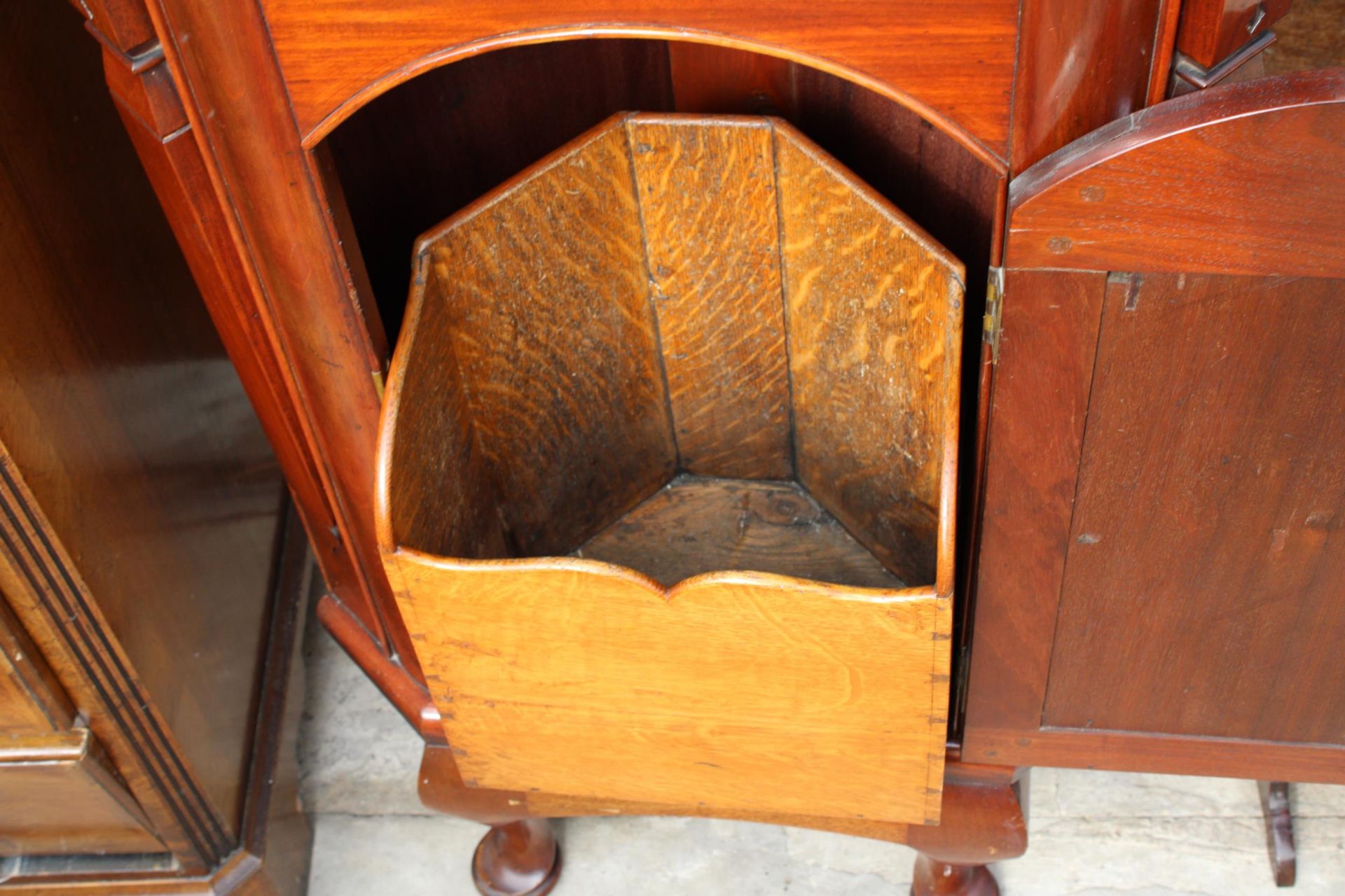 A 19TH CENTURY STYLE MAHOGANY GLAZED CORNER CUPBOARD WITH GALLERIED TOP, THE BASE ENCLOSING PULL OUT - Image 5 of 6
