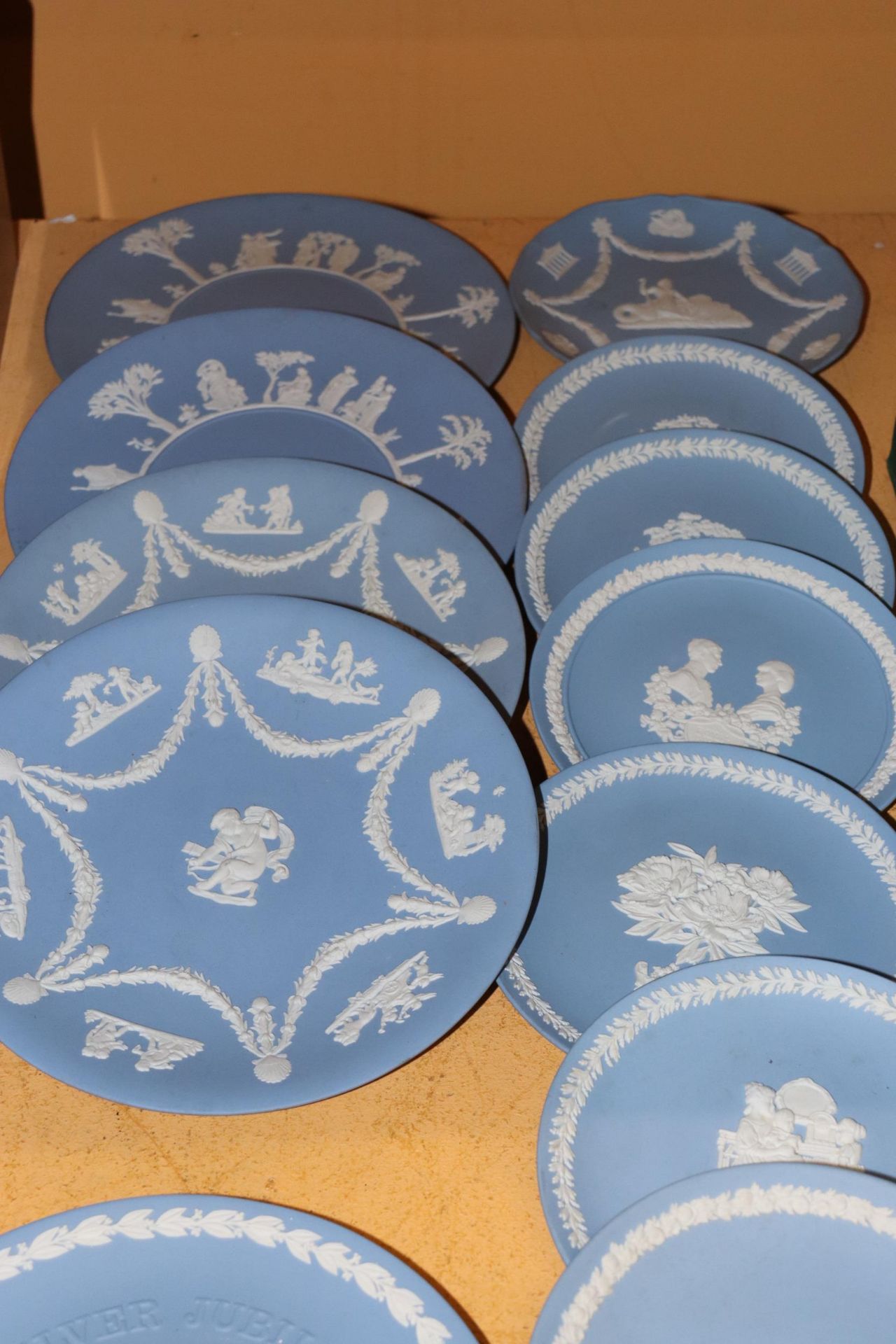 A QUANTITY OF WEDGWOOD JASPERWARE CABINET PLATES - 13 IN TOTAL - Image 8 of 8