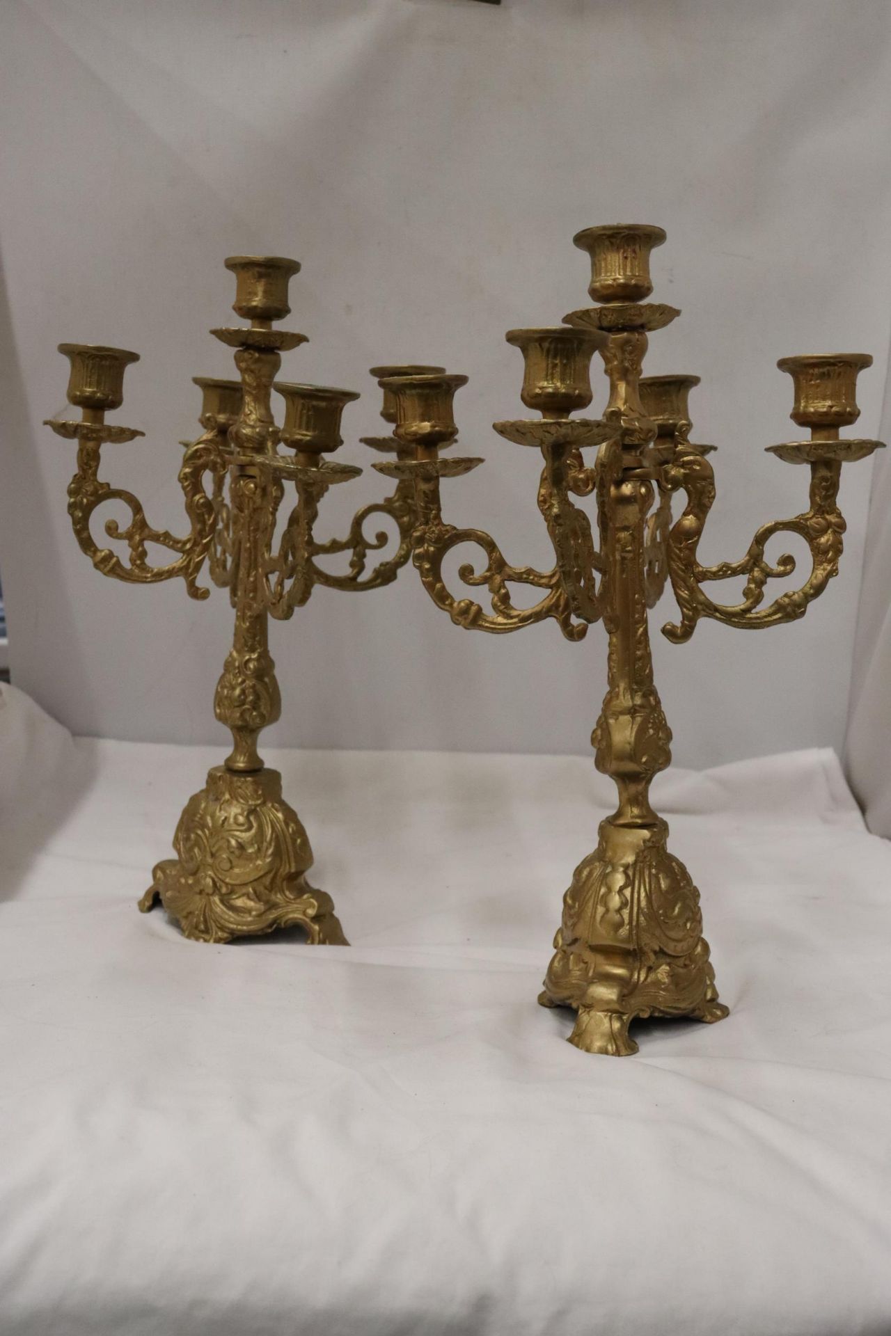 A PAIR OF VINTAGE STYLE HEAVY CANDLEABRAS, HEIGHT 36CM - Image 6 of 7