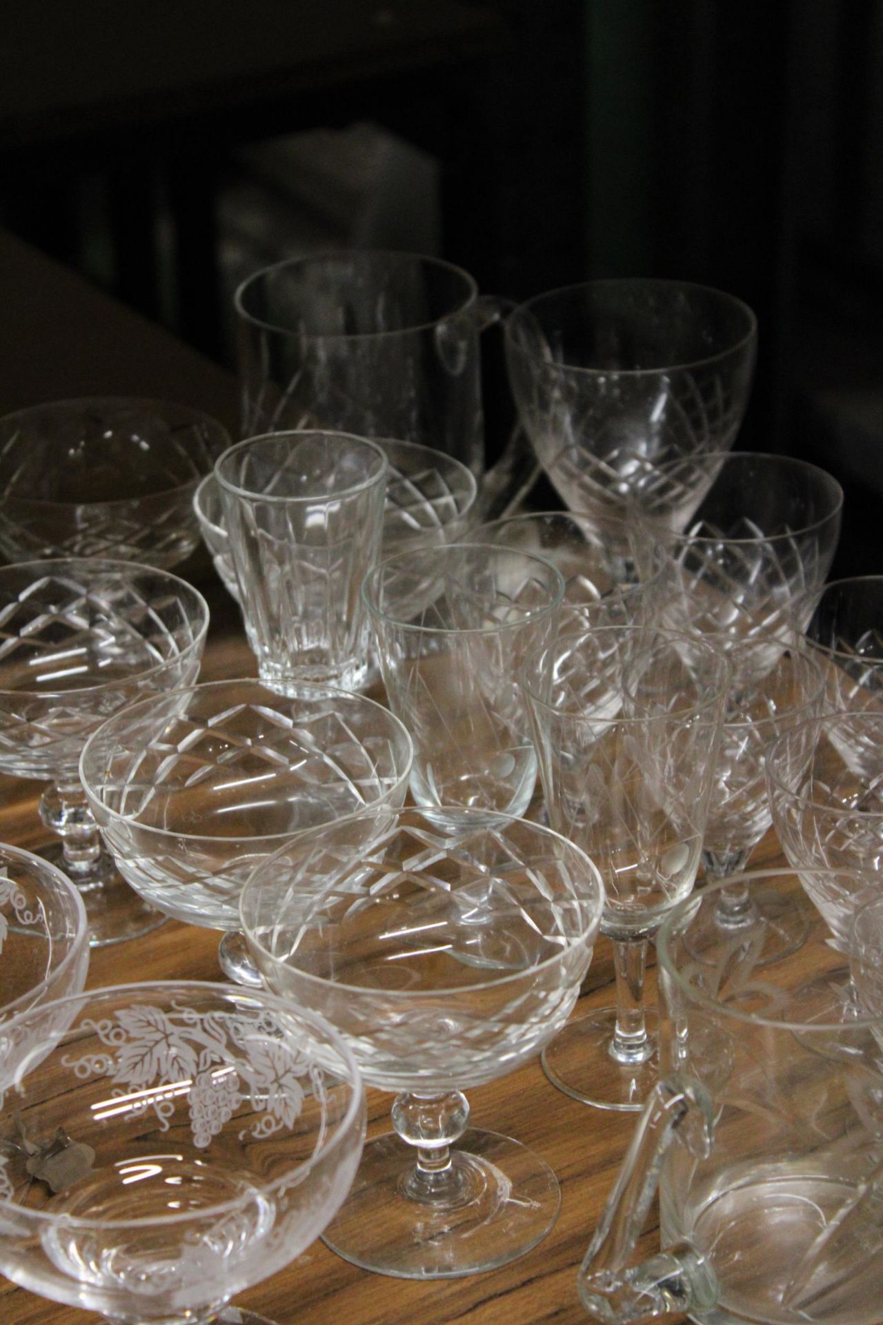 A QUANTITY OF GLASSES TO INCLUDE WINE, SHERRY, DESSERT DISHES, ETC - Image 5 of 5