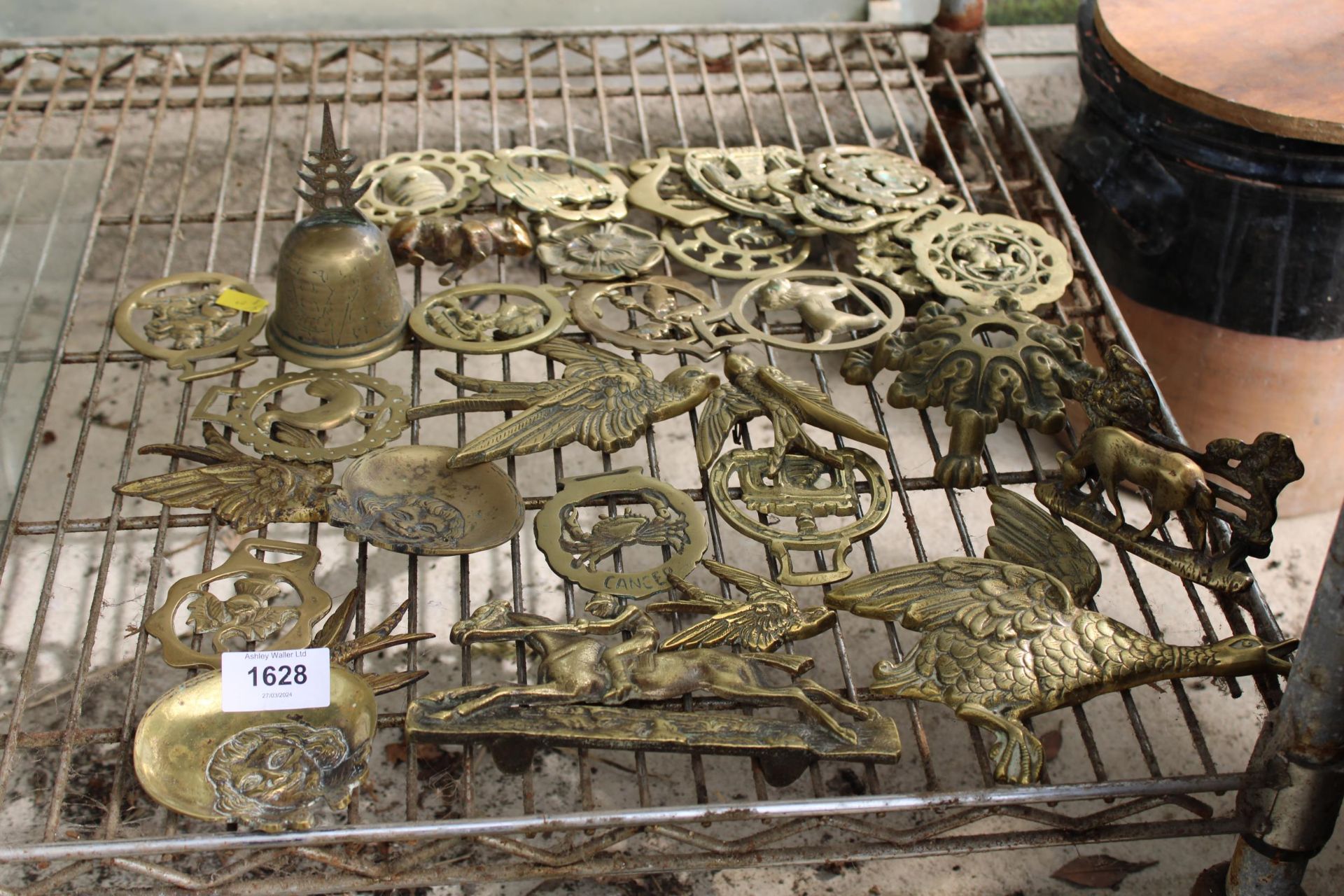 AN ASSORTMENT OF BRASS ITEMS TO INCLUDE WALL PLAQUES, HORSE BRASSES AND DISHES ETC