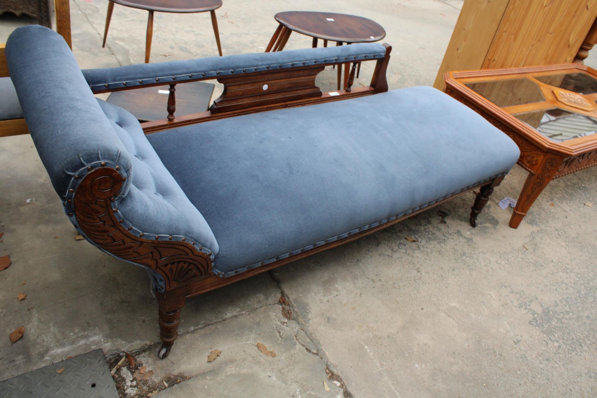 AN EDWARDIAN SATINWOOD CHAISE LONGUE - Image 2 of 4