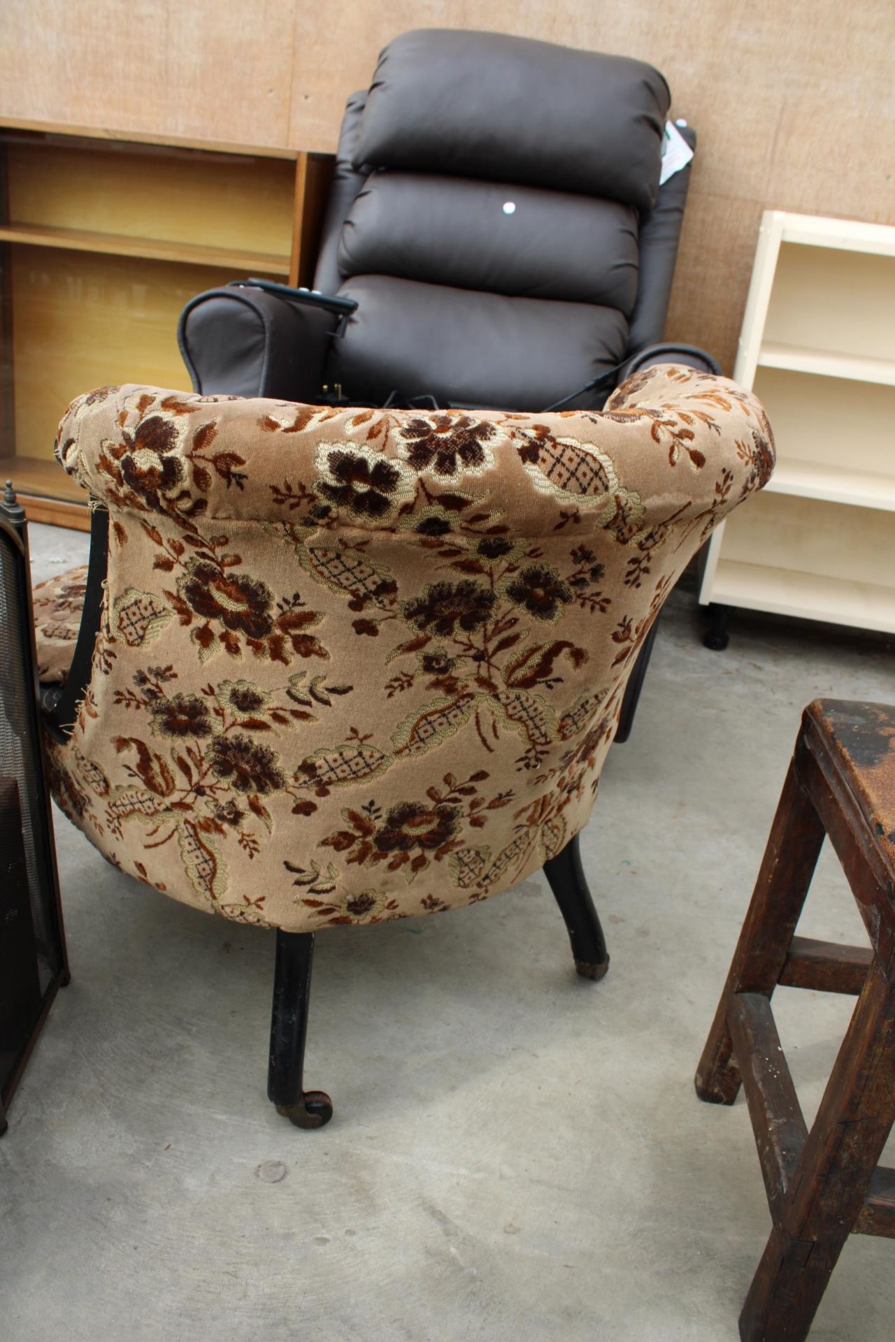 A VICTORIAN EBONISED NURSING CHAIR ON TURNED AND FLUTED LEGS - Image 3 of 3