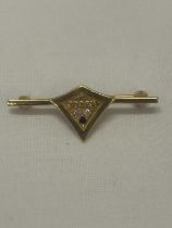 A HALLMARKED 9CT GOLD DIAMOND AND SAPPHIRE 'FODEN' BADGE WEIGHT 3.37G