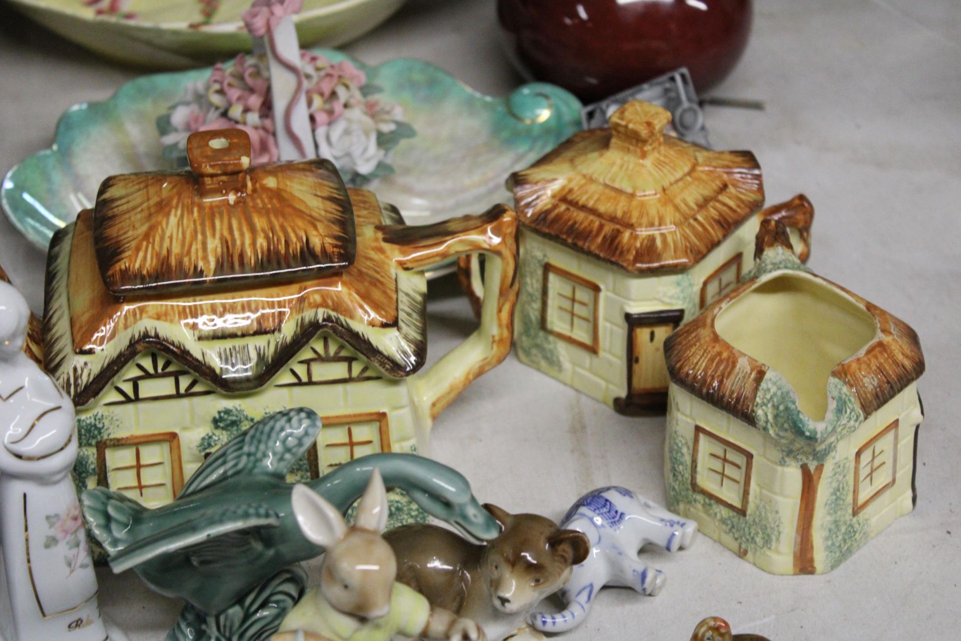 A MIXED LOT OF KEELE ST POTTERY, CARLTON WARE AND WADE FIGURINES ETC - Image 4 of 5
