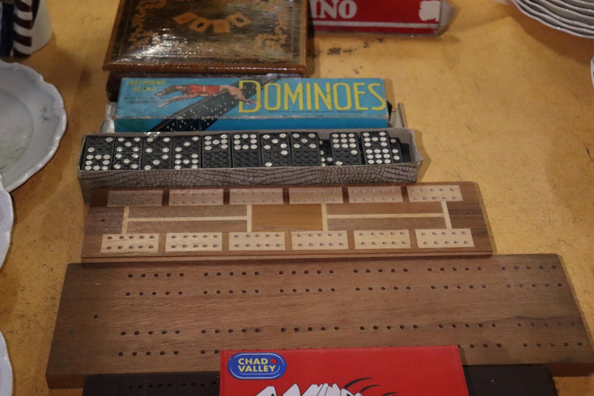 A QUANTITY OF GAMES TO INCLUDE CRIBBAGE BOARDS, DOMINOES, DRAUGHTS, ETC., - Image 3 of 8