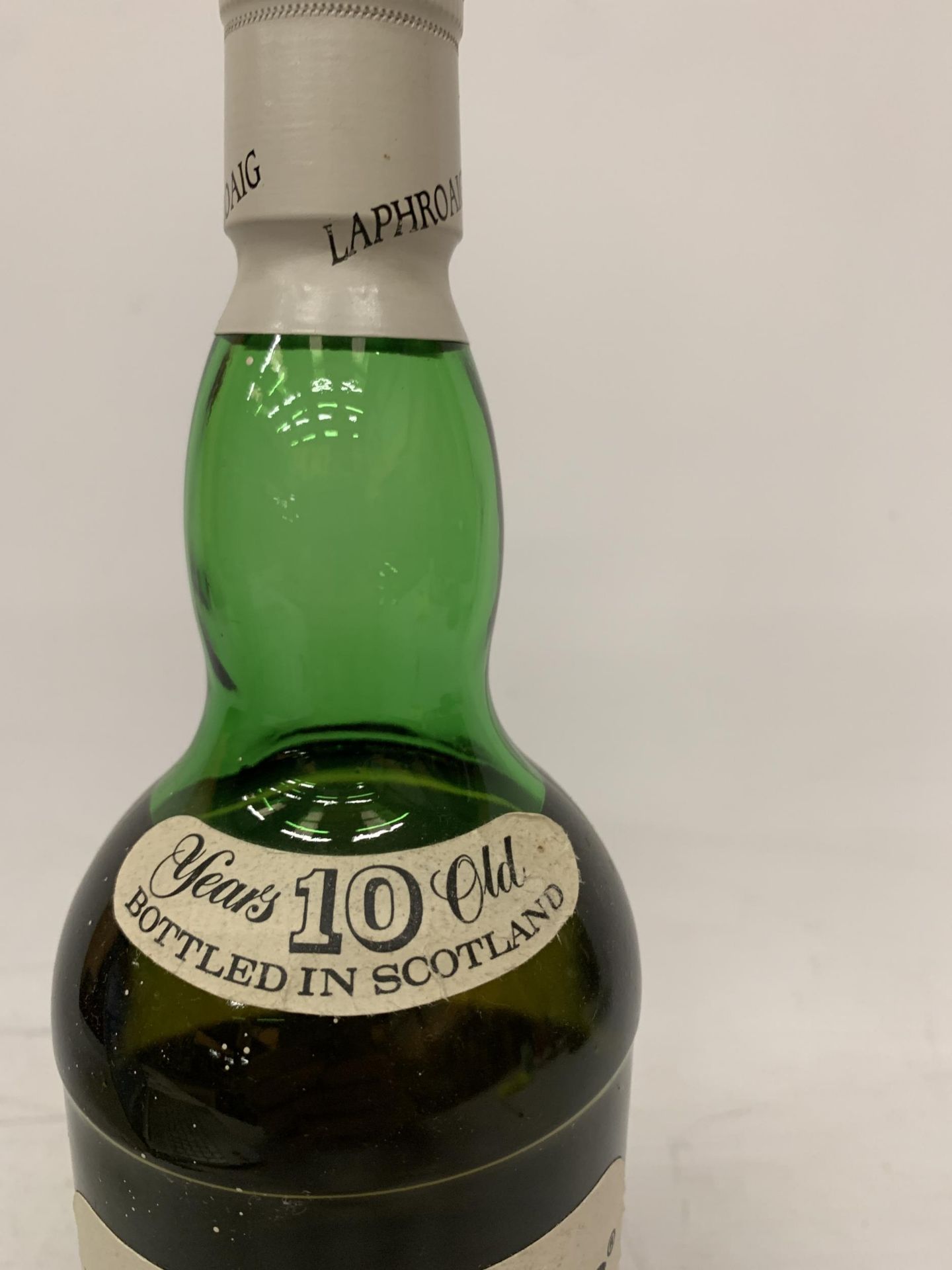 A 1L BOTTLE OF LAPHROAIG 10 YEARS OLD SINGLE ISLAY MALT SCOTCH WHISKY, OLD LABEL - Image 3 of 4