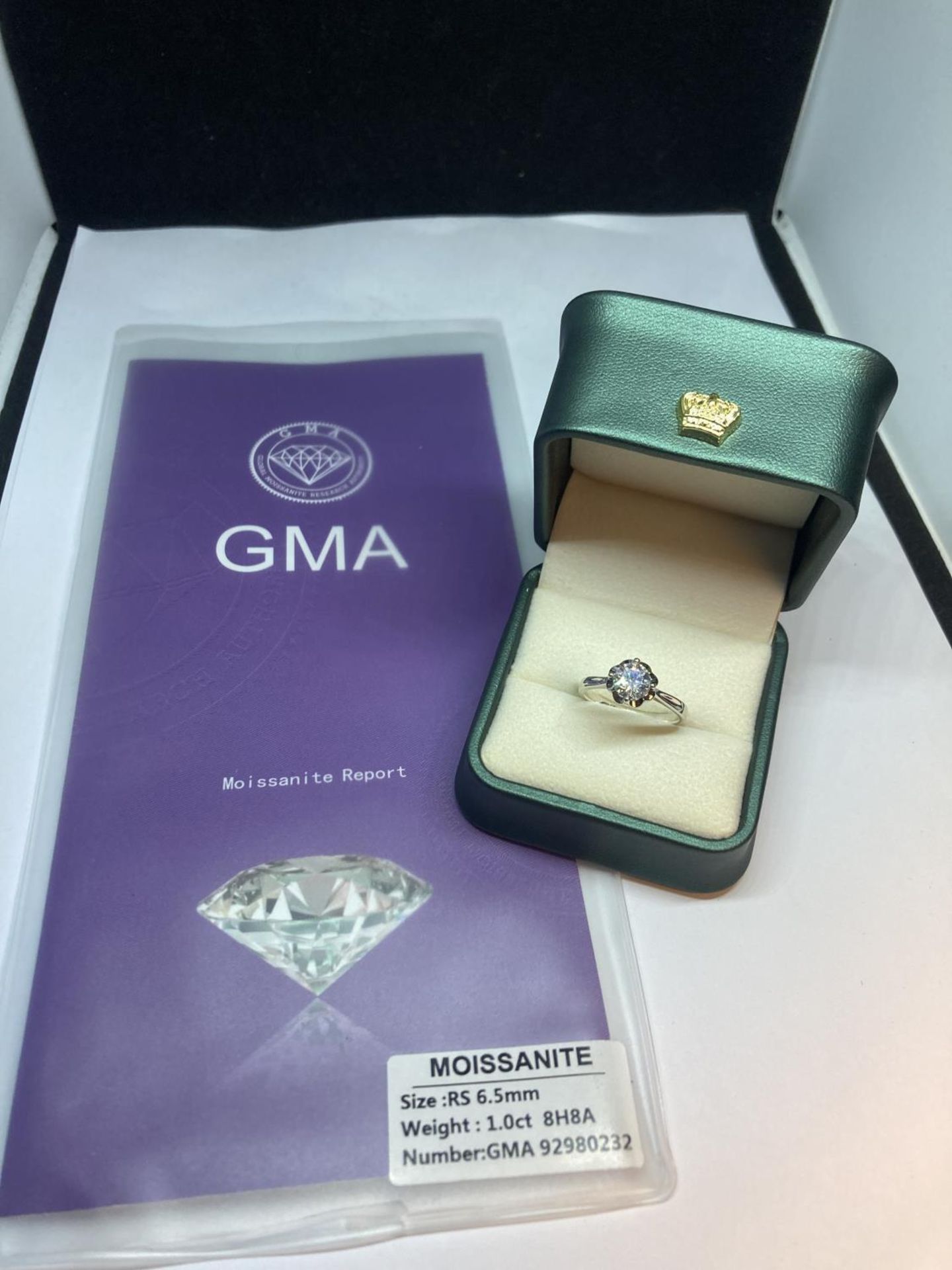 A MARKED 925 RING WITH A ONE CARAT MOISSANITE SIZE O COMPLETE WITH GMA MOISSANITE REPORT IN A