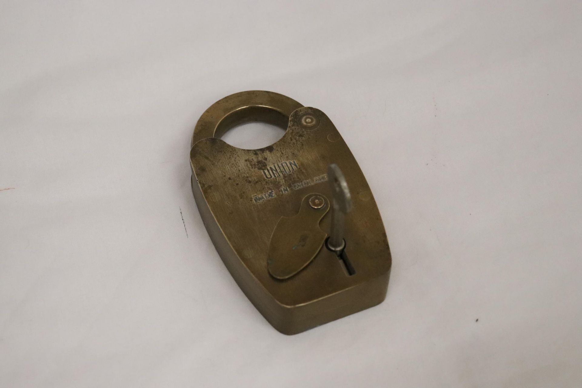 A VINTAGE BRASS UNION PADDLOCK AND KEY - 5 INCH TALL - Image 5 of 5