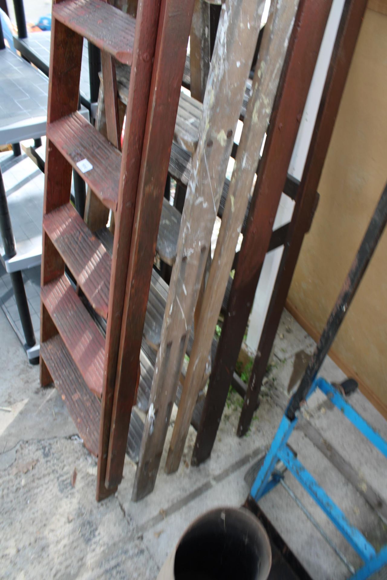 A VINTAGE WOODEN SIX RUNG STEP LADDER AND A VINTAGE WOODEN 5 RUNG STEP LADDER - Bild 2 aus 3