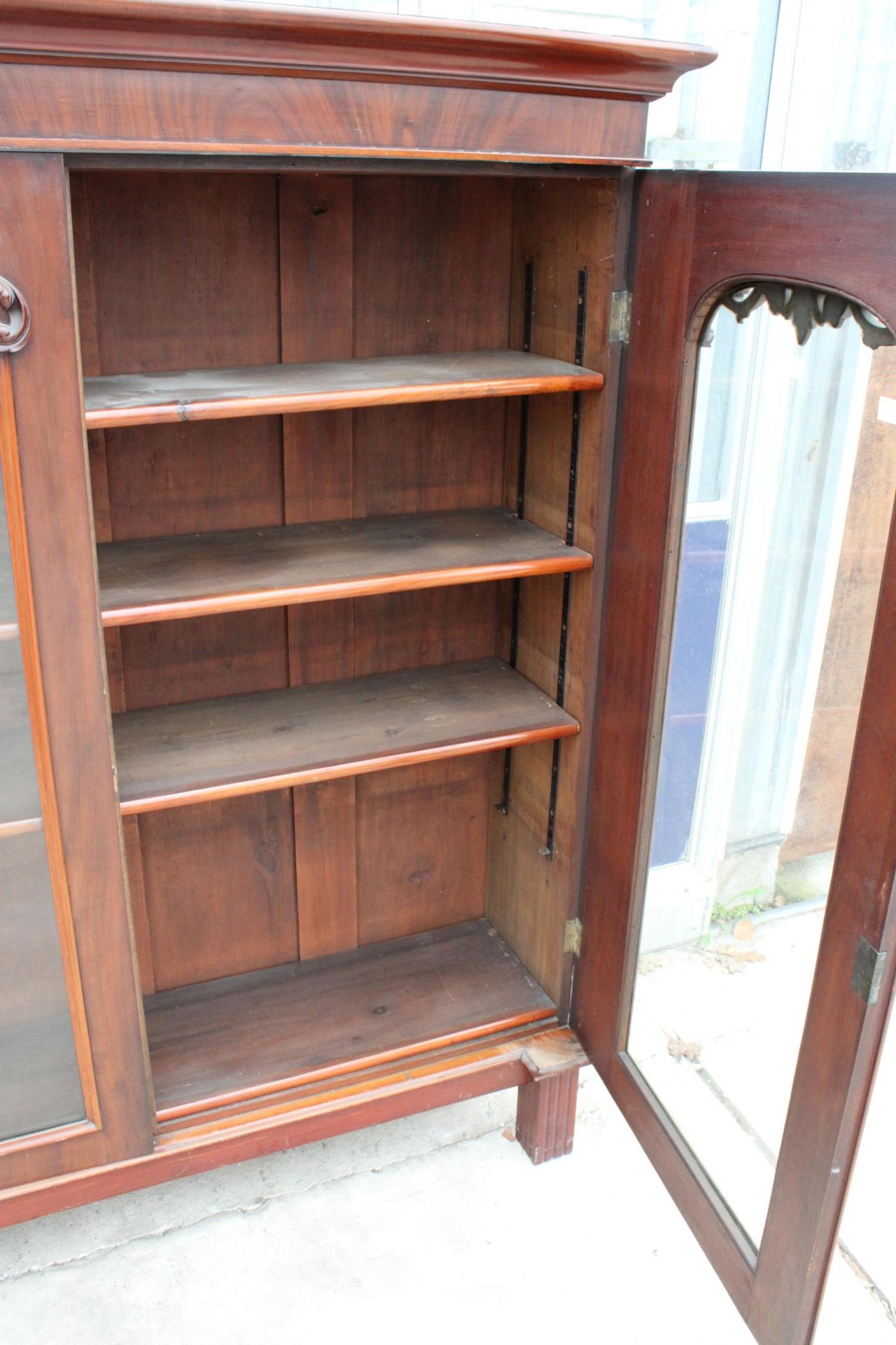 A VICTORIAN MAHOGANY TWO DOOR GLAZED BOOKCASE 59" WIDE - Image 4 of 5