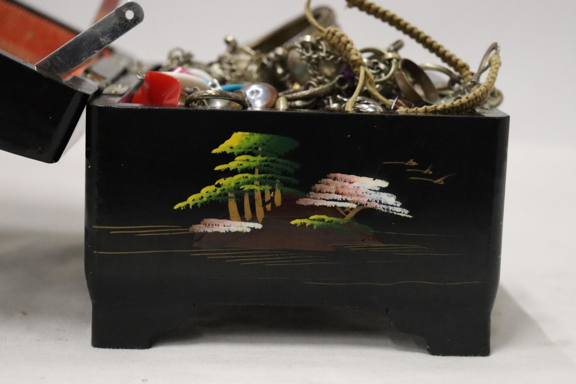 A VINTAGE JAPANESE LACQUERED JEWELLERY BOX WITH A QUANTITY OF COSTUME JEWELLERY - Image 5 of 13