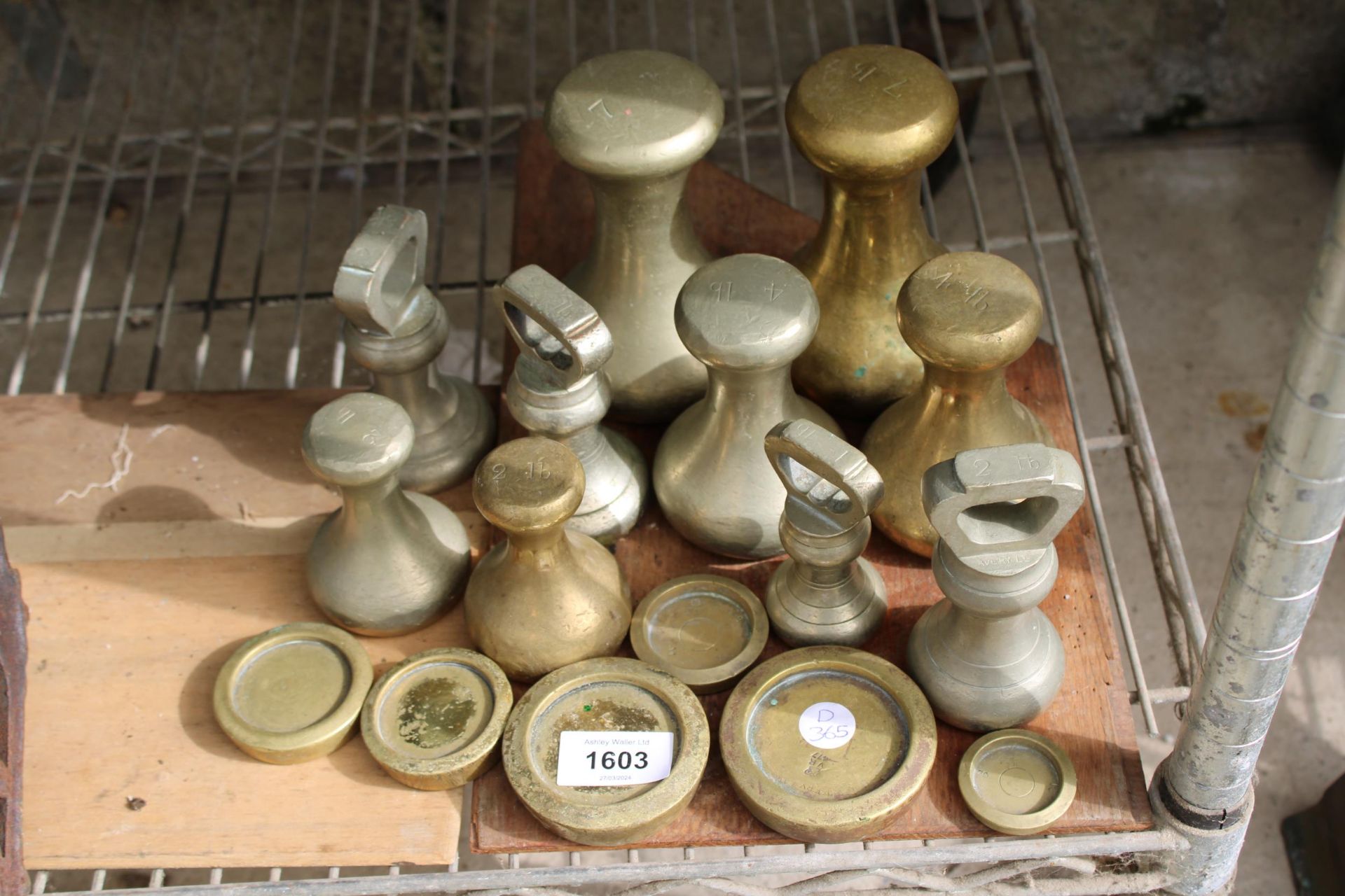 AN ASSORTMENT OF BRASS WEIGHTS TO INCLUDE BELL WEIGHTS
