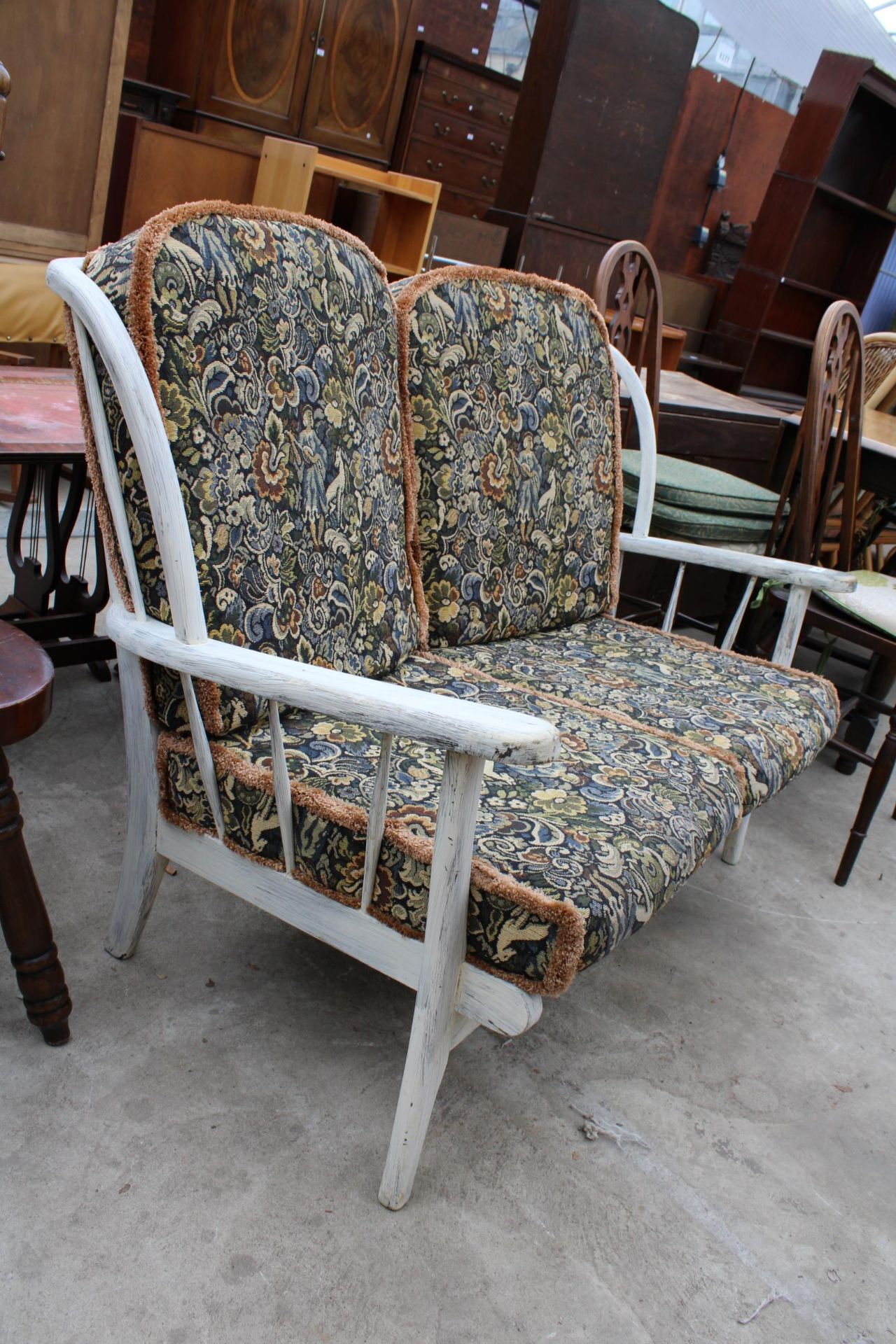 A SHABBY CHIC COTTAGE TWO SEATER SETTEE - Image 2 of 3