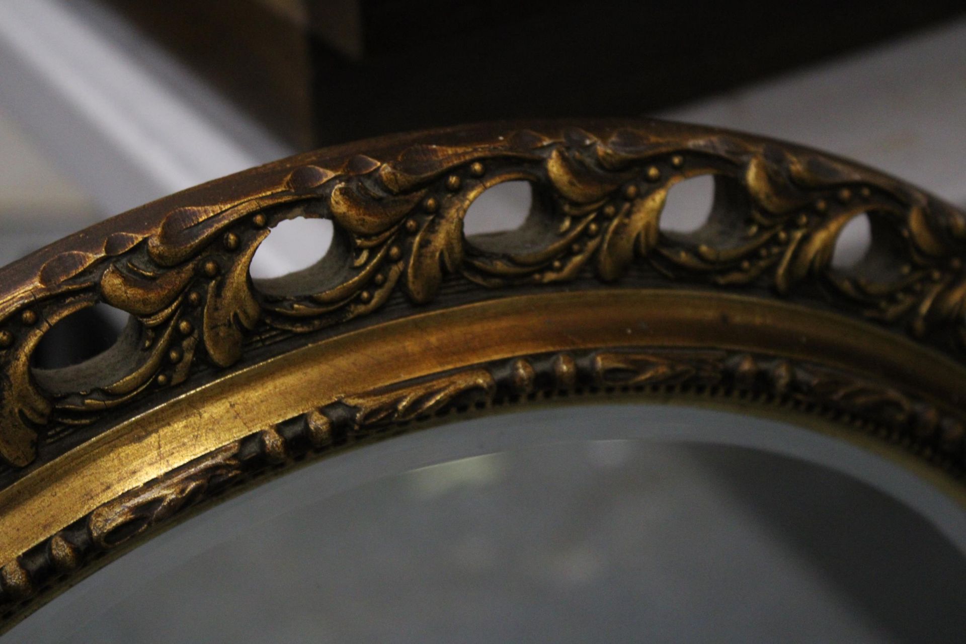 A GILT BEVEL EDGE ARCHED MIRROR - Image 3 of 4