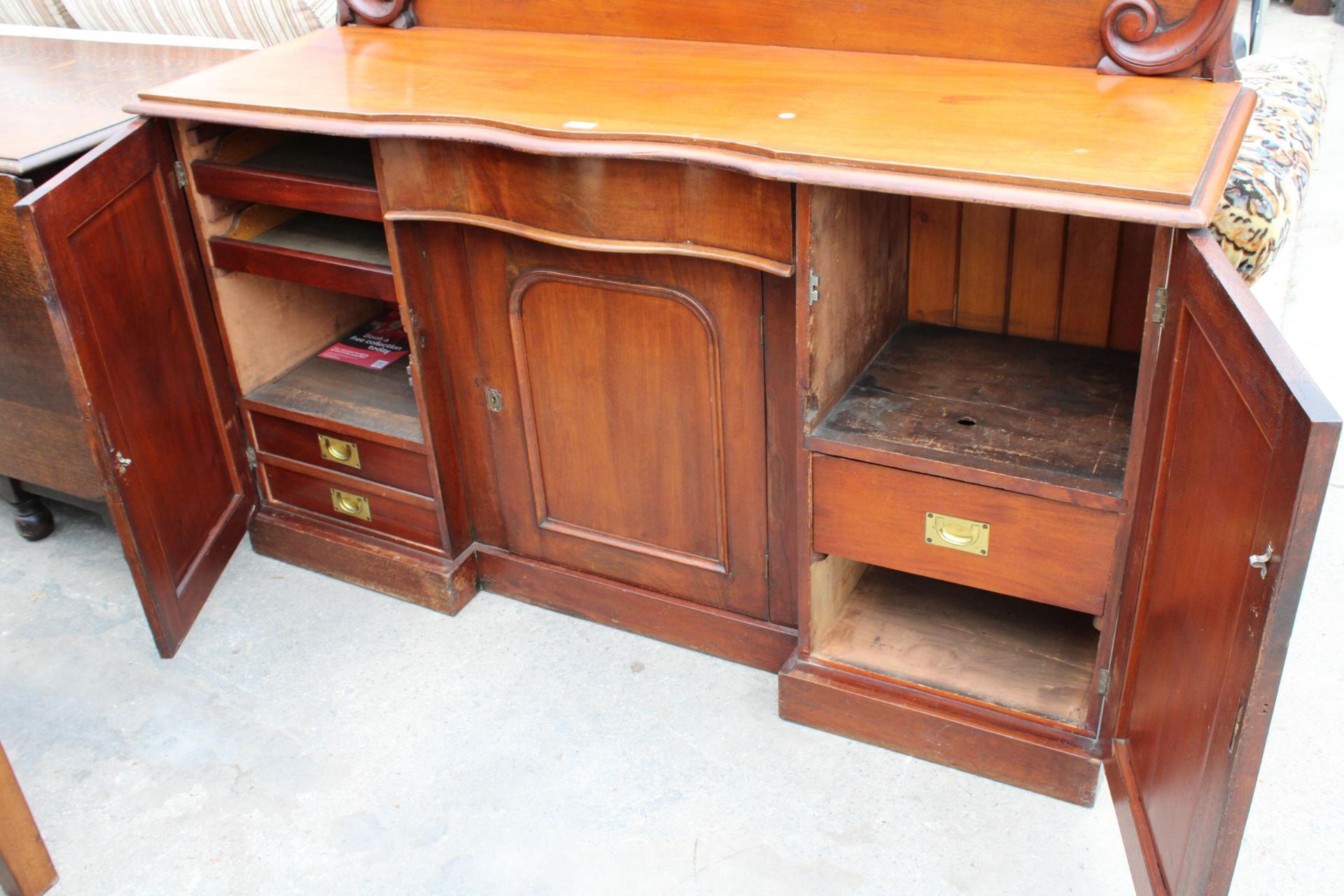 A VICTORIAN MAHOGANY THREE DOOR CHIFFONIER 60" WIDE - Image 5 of 5