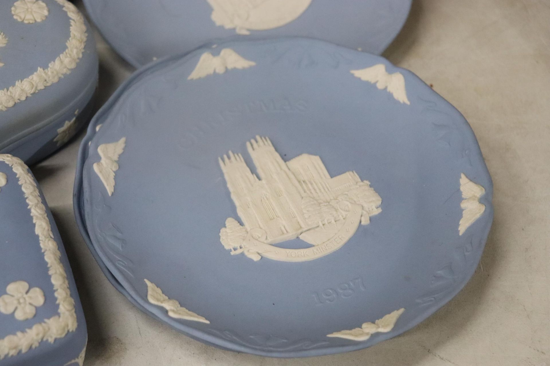 A COLLECTION OF POWDER BLUE WEDGWOOD JASPERWARE TO INCLUDE CABINET PLATES, LARGE LIDDED TRINKET - Image 4 of 14