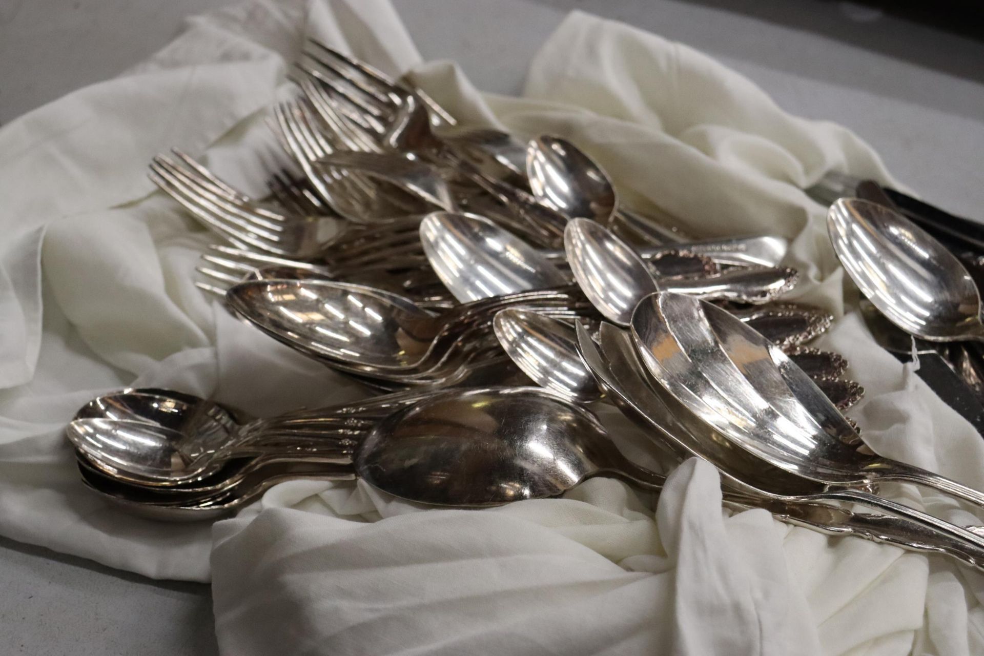 A QUANTITY OF FLATWARE, KNIVES, FORKS AND SPOONS - Image 7 of 9