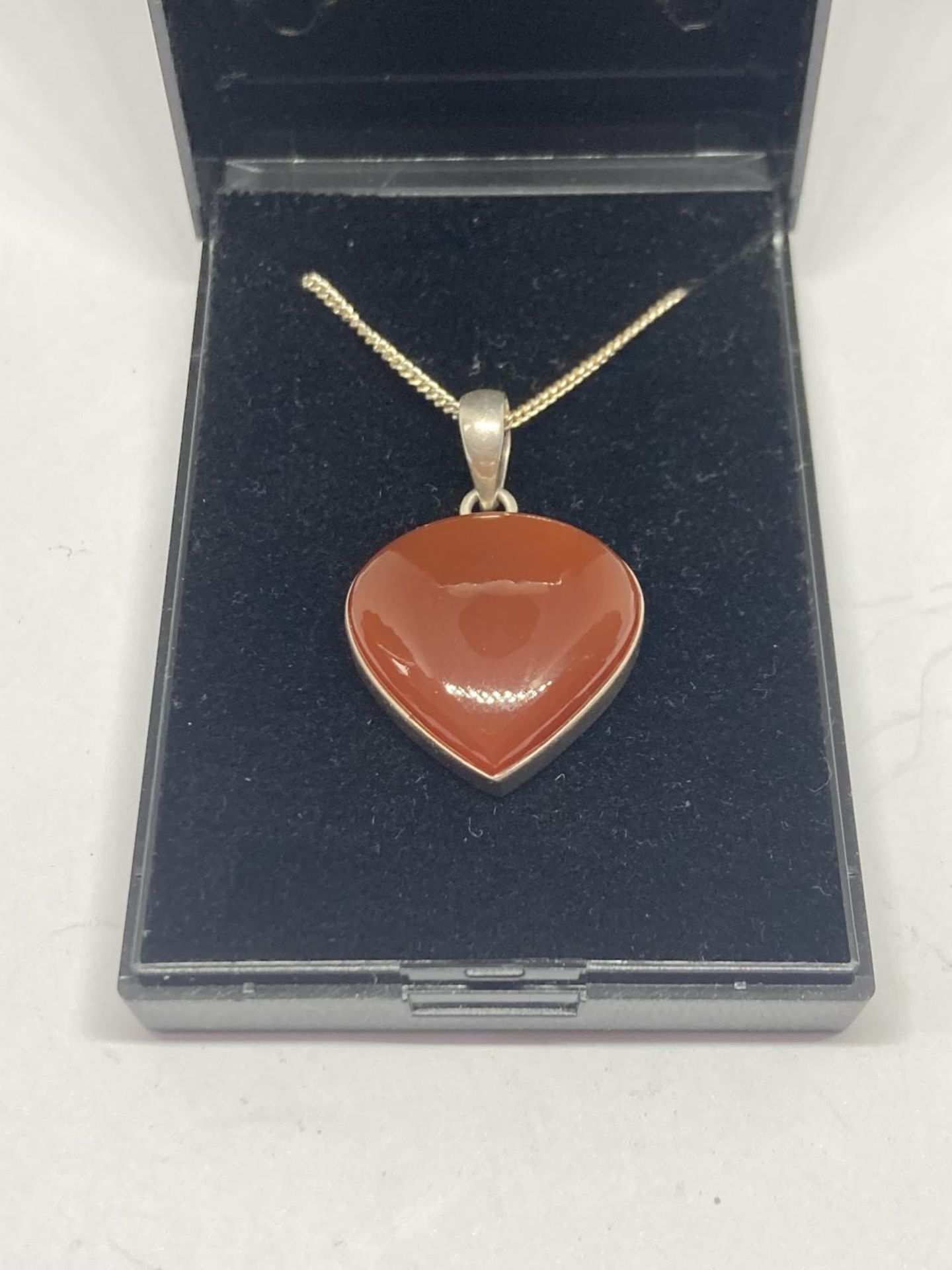 A SILVER AND AGATE NECKLACE IN A PRESENTATION BOX