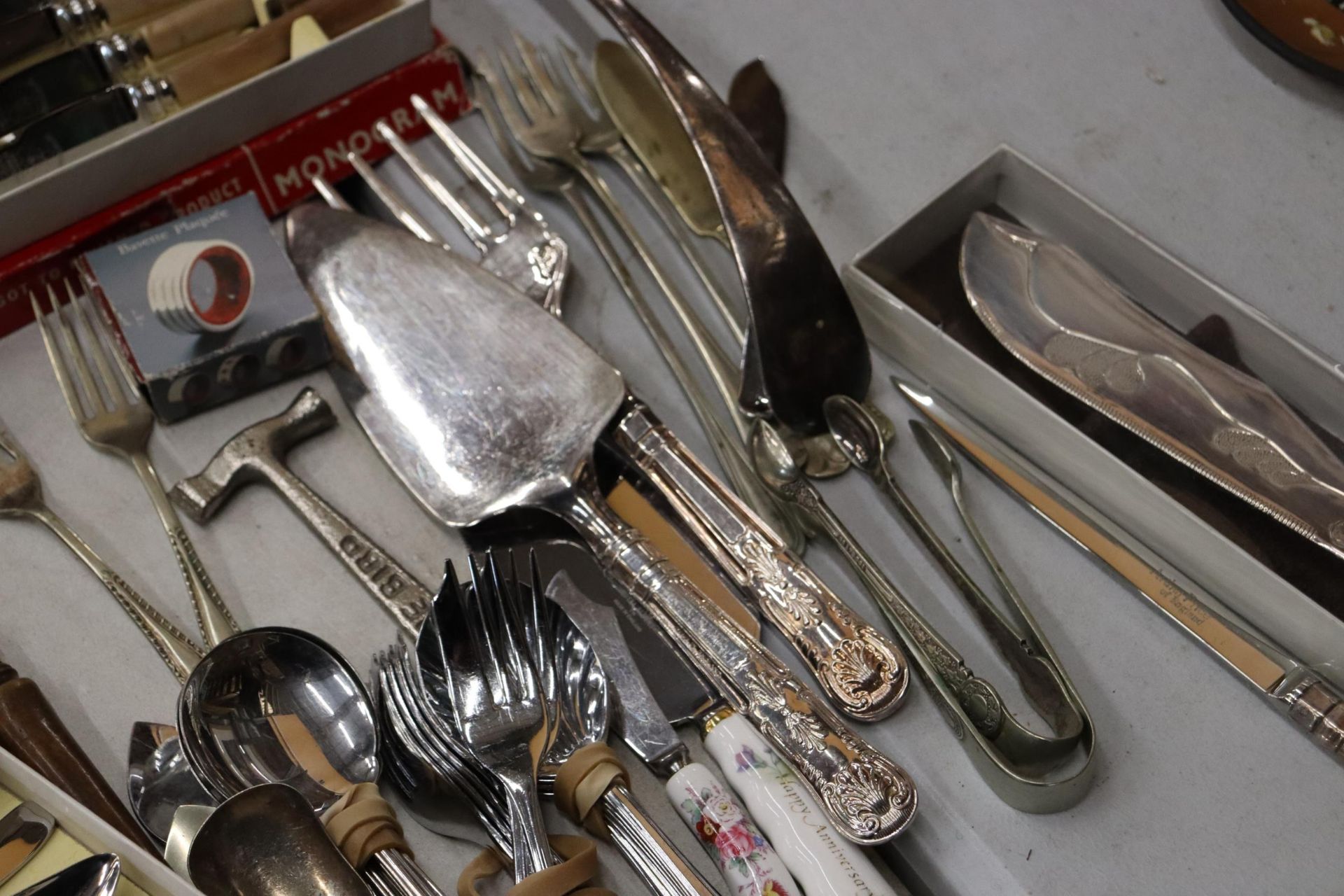 A LARGE QUANTITY OF BOXED AND UNBOXED FLATWARE TO INCLUDE A LADEL, CAKE SLICES, ETC - Image 4 of 13
