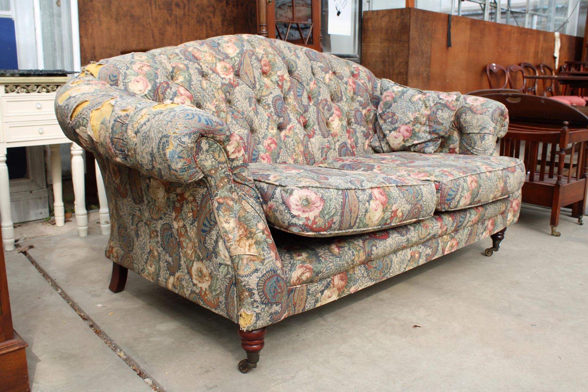 A VICTORIAN STYLE TWO SEATER BUTTON BACK SETTEE ON TURNED FRONT LEGS - Image 2 of 2