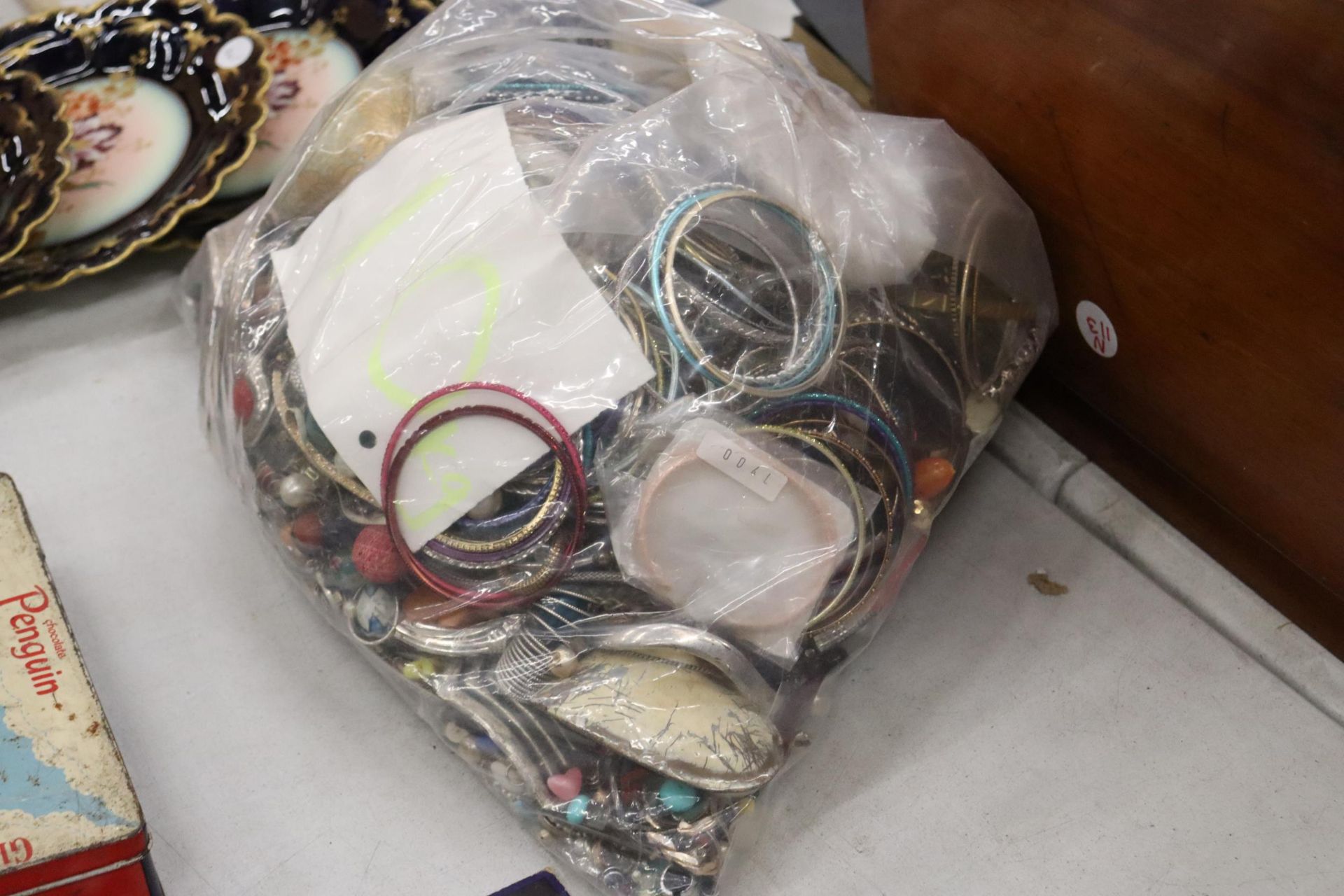 A LARGE QUANTITY OF MIXED COSTUME JEWELLERY AND BEADS / 10KG TOTAL - Image 2 of 9
