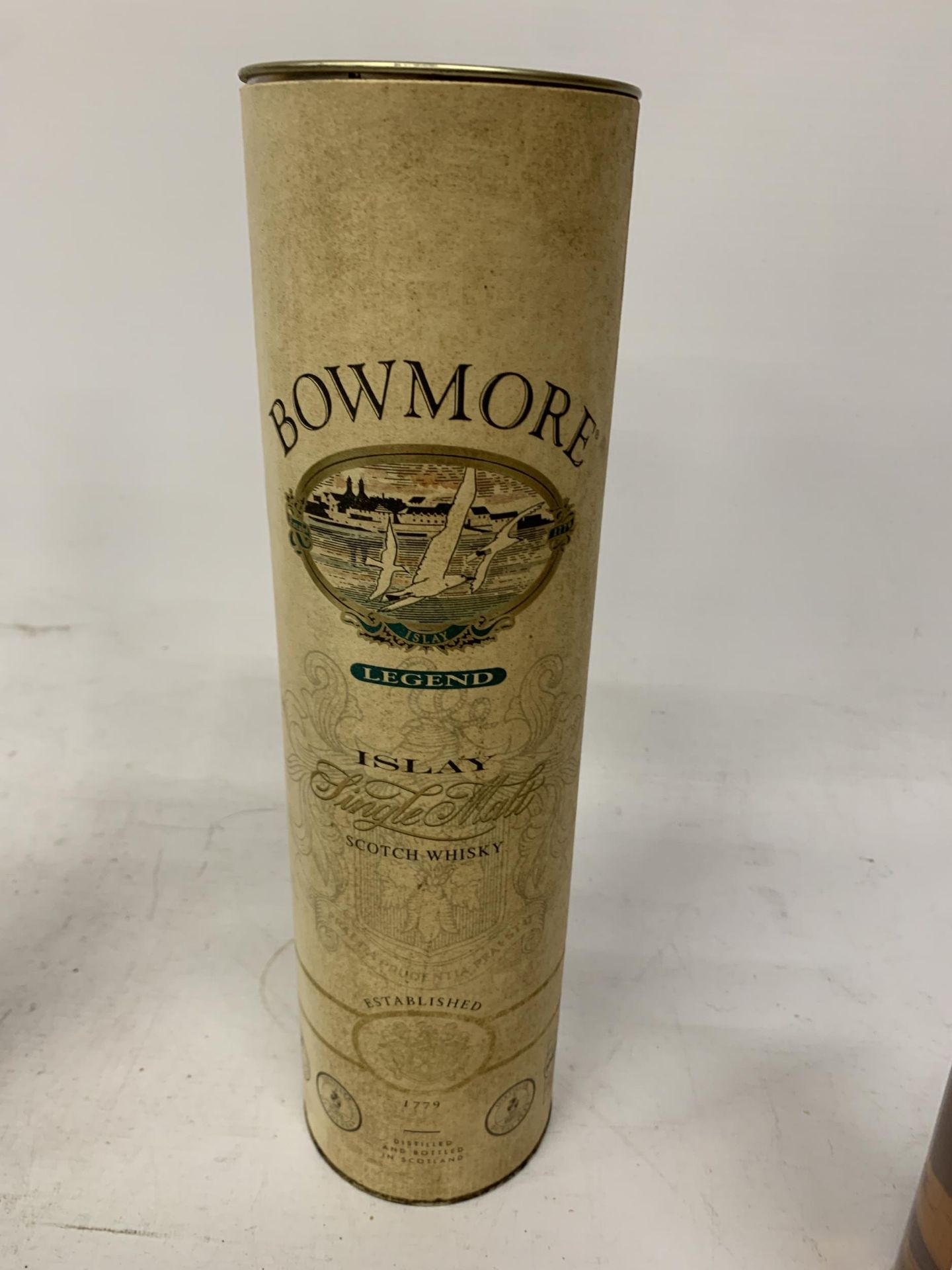 A BOXED BOTTLE OF BOWMORE LEGEND ISLAY SINGLE MALT SCOTCH WHISKY - Image 3 of 4