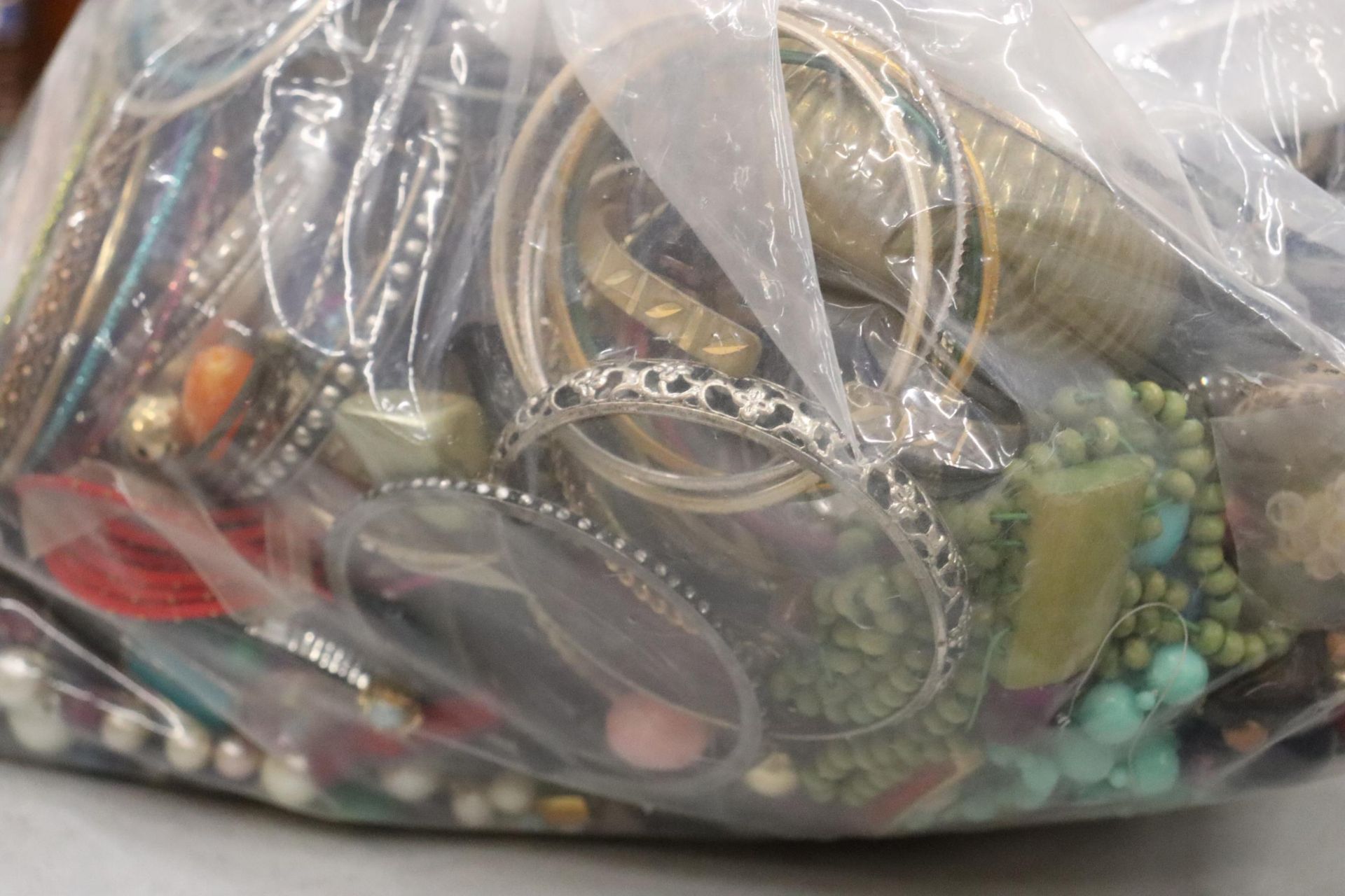 A LARGE QUANTITY OF MIXED COSTUME JEWELLERY AND BEADS / 10KG TOTAL - Image 8 of 9