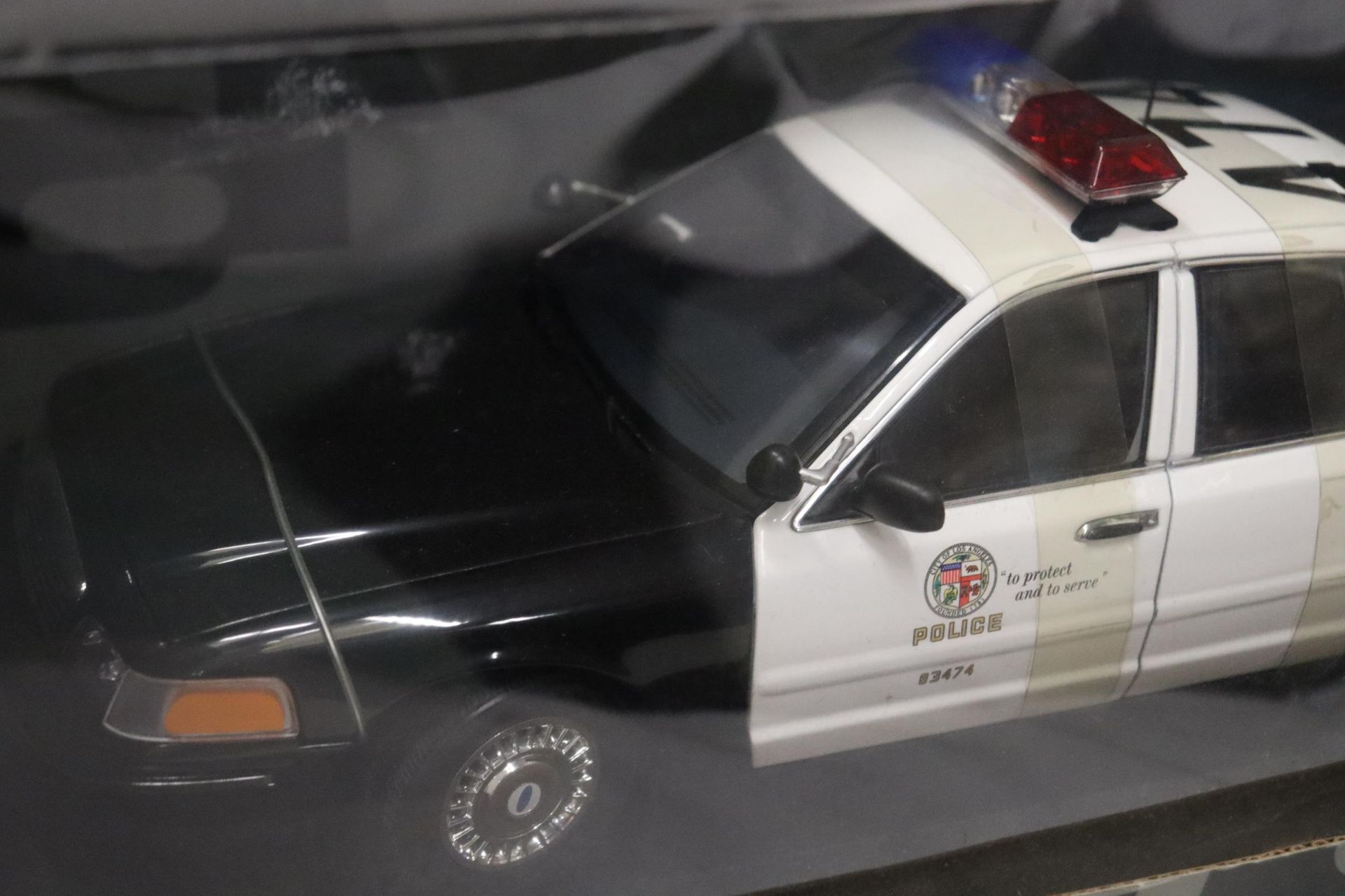 AN AUTO ART, POLICE DIVISION CAR, SCALE 1:18, AS NEW IN BOX - Image 7 of 7