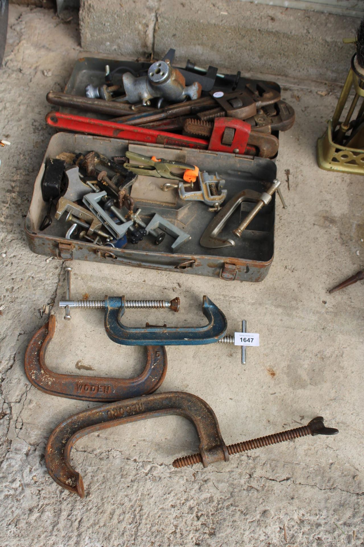 AN ASSORTMENT OF HAND TOOLS TO INCLUDE G CLAMPS AND STILSENS ETC