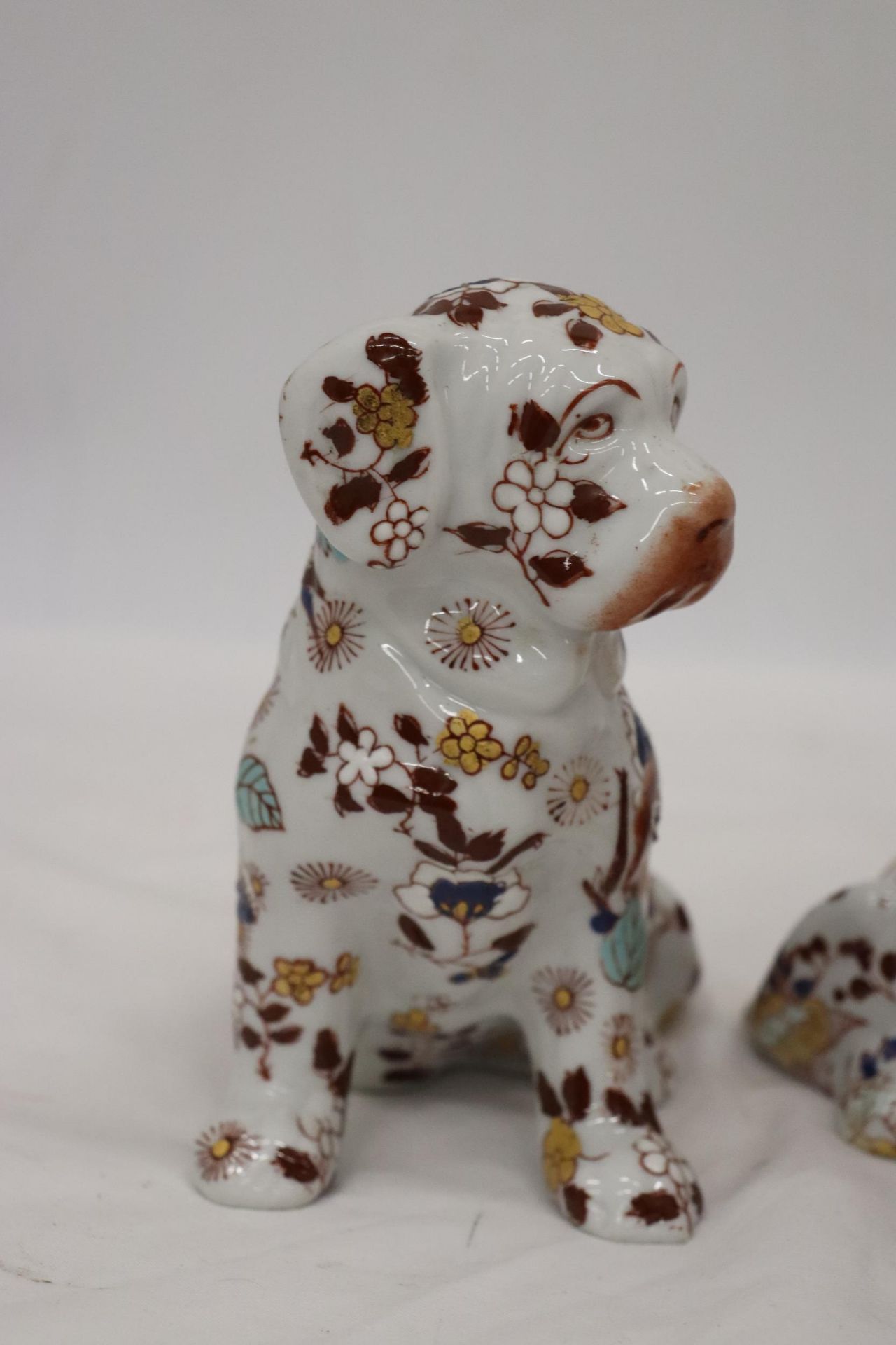 A PAIR OF IMARI DOGS - Image 3 of 8
