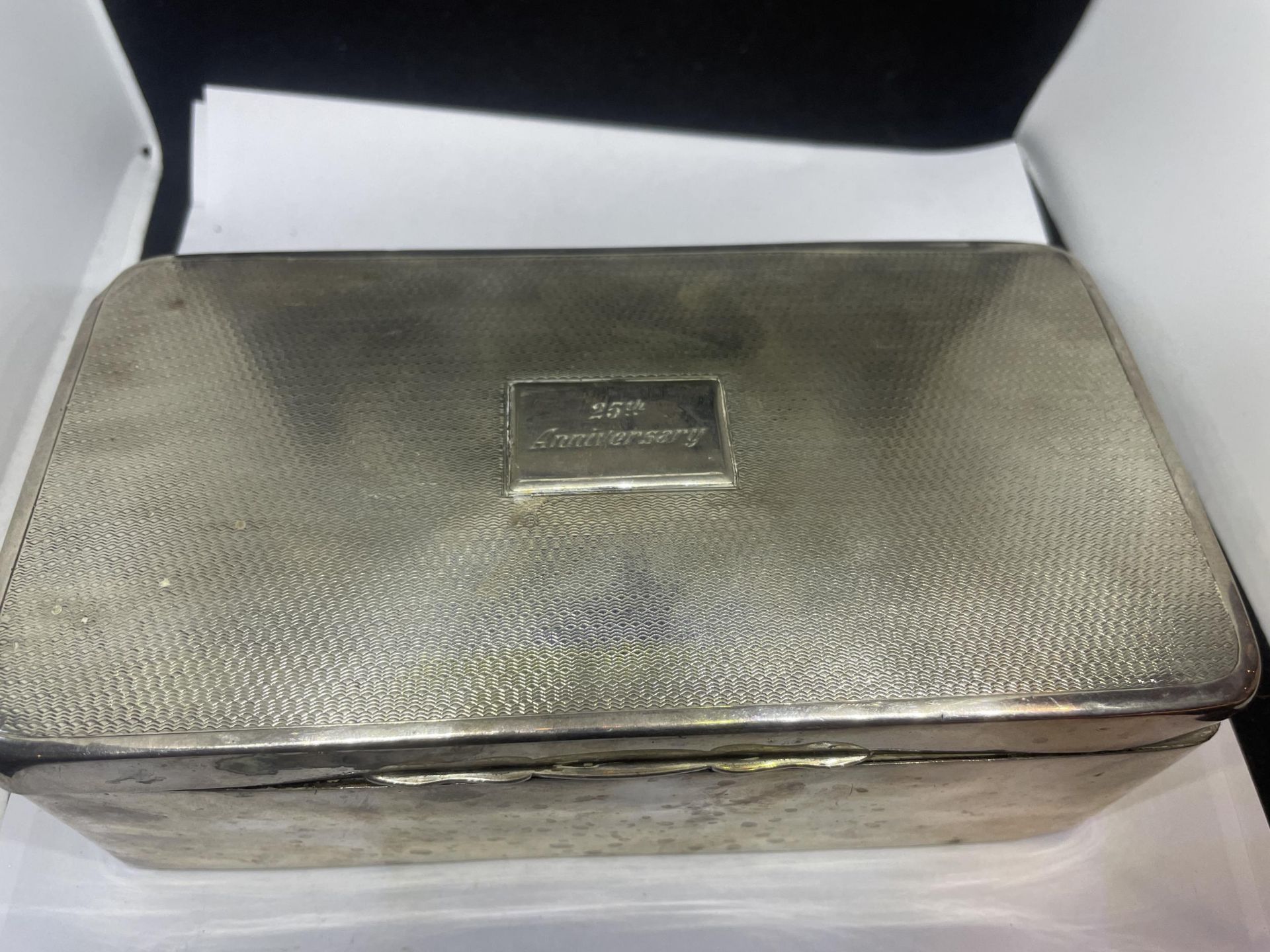 A LARGE HALLMARKED BIRMINGHAM SILVER CIGARETTE BOX ENGRAVED TO THE LID WITH WOOD LINING - Image 3 of 6