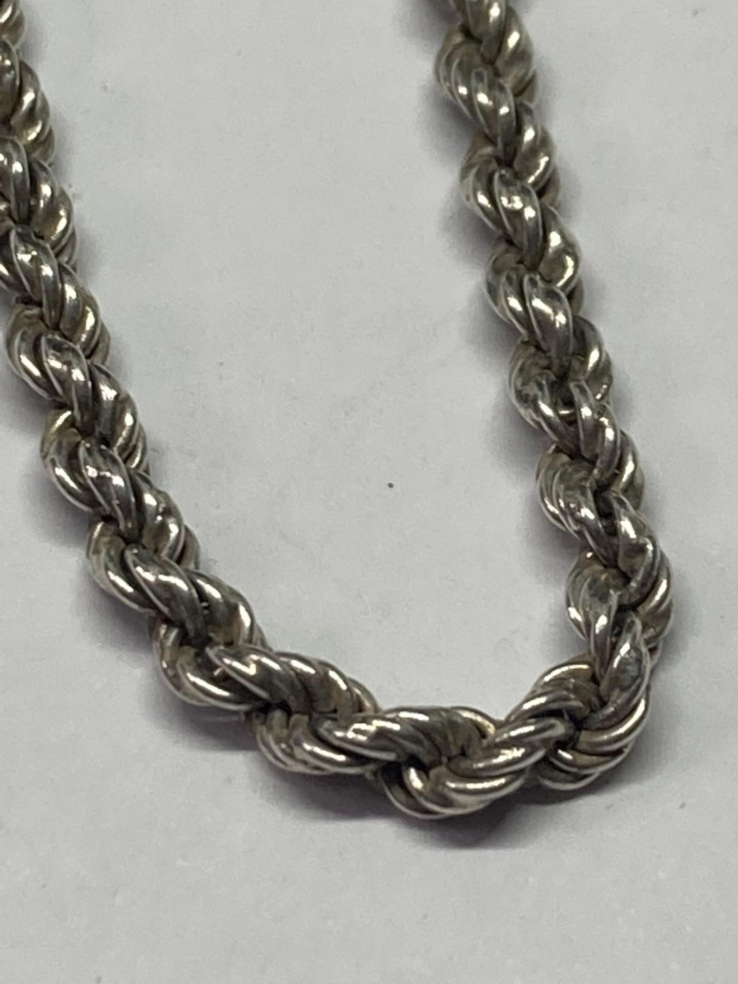 A SILVER ROPE NECKLACE LENGTH 16" - Image 2 of 2