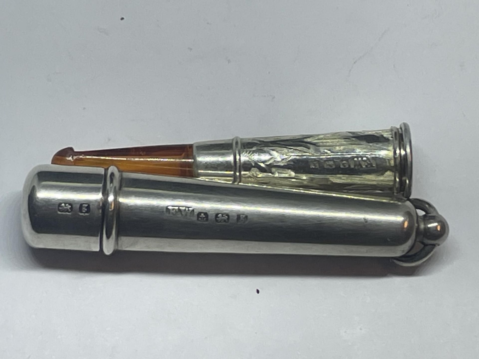 A HALLMARKED BIRMINGHAM SILVER AND AMBER CHEROOT HOLDER IN A HALLMARKED CASE