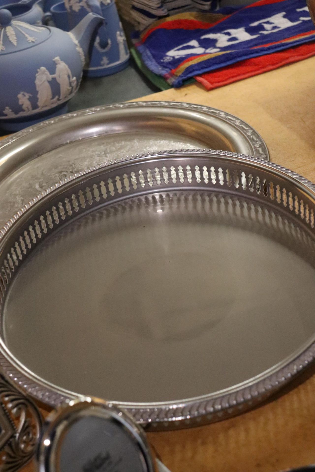 A QUANTITY OF SILVER PLATE TO INCLUDE TRAYS, PICTURE FRAMES, COASTERS, ETC., - Bild 9 aus 11