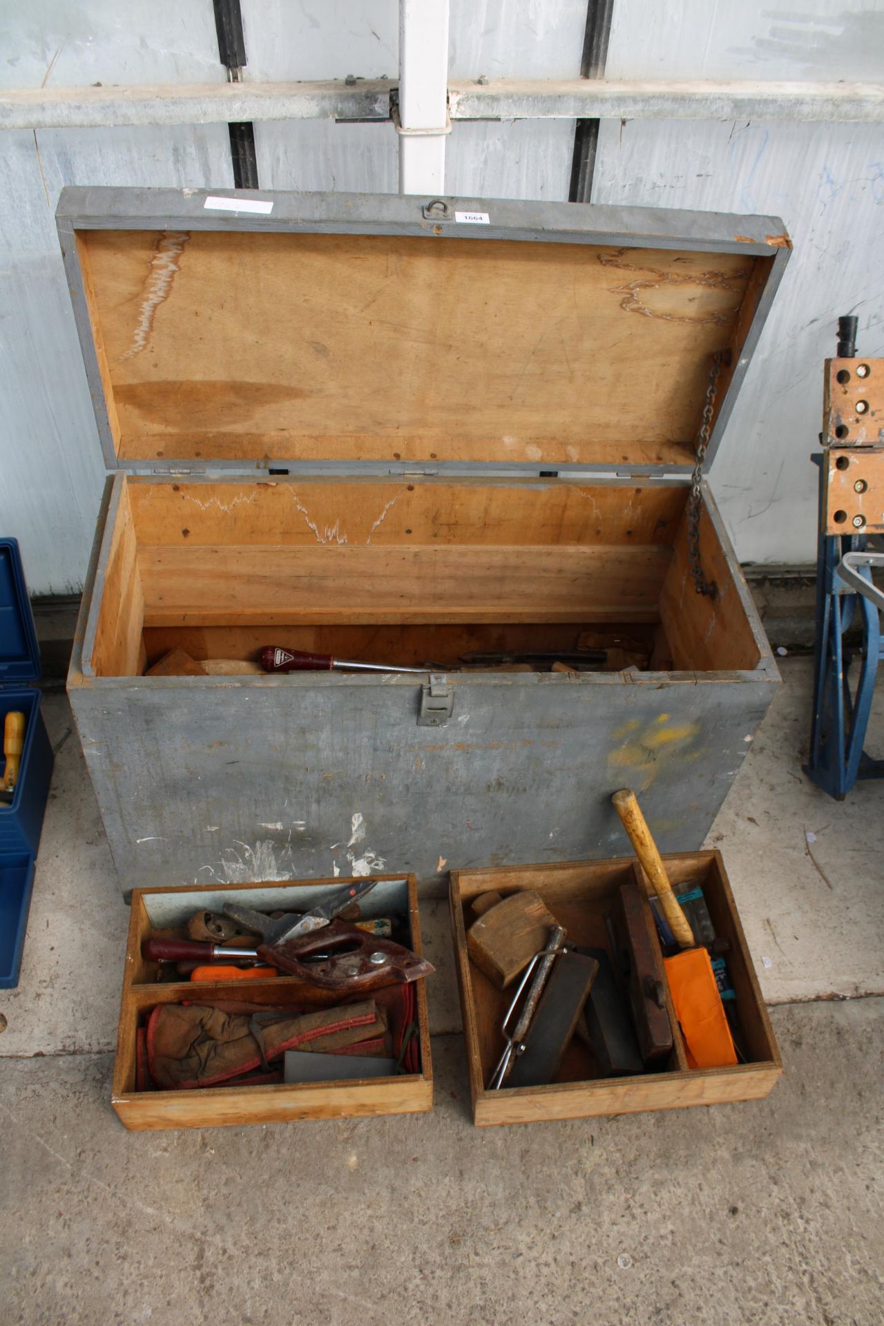 A LARGE WOODEN TOOL CHEST WITH A LARGE ASSORTMENT OF HAND TOOLS TO INCLUDE WOOD PLANES, CHISELS