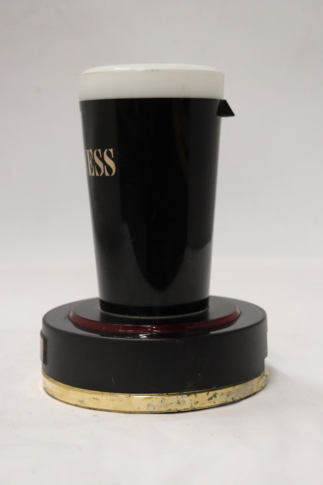 A RARE GUINNESS, LIGHT UP COUNTER SIGN, IN THE FORM OF A PINT GLASS, HEIGHT 18CM - Image 4 of 5