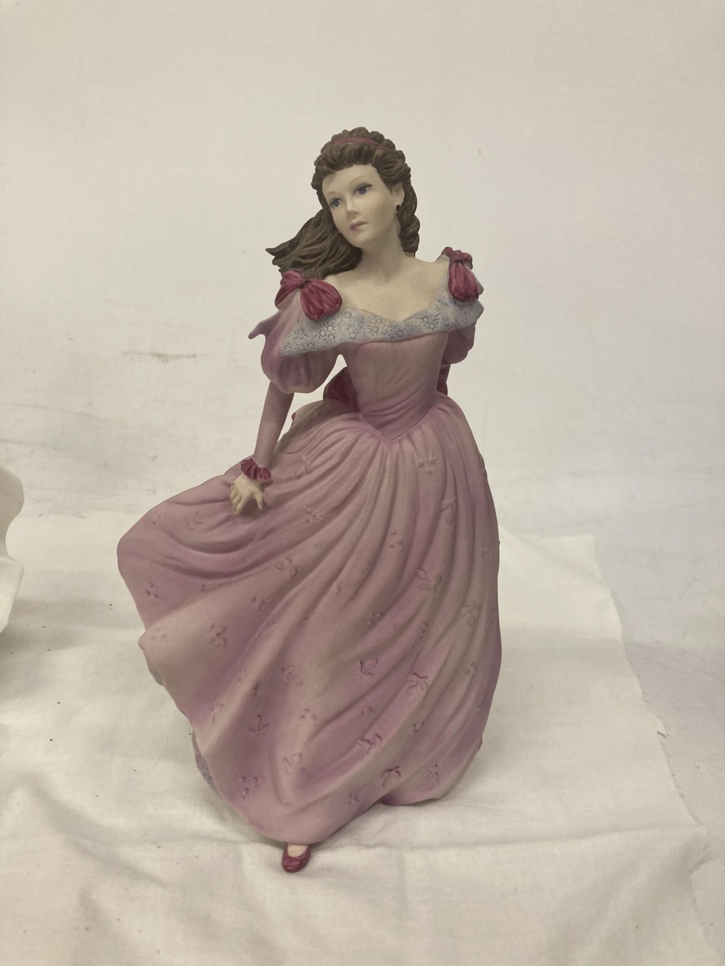 TWO COALPORT FIGURINES SUMMER BREEZE FROM THE AGE OF ELEGANCE SERIES AND AN UNAMED FIGURE - Bild 2 aus 6