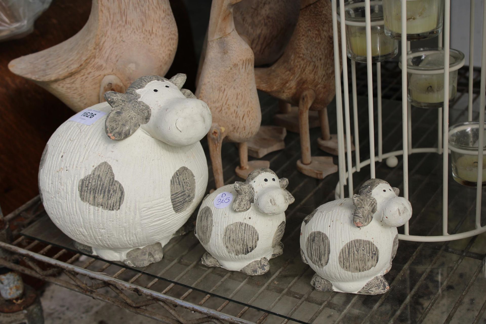 AN ASSORTMENT OF ITEMS TO INCLUDE WOODEN DUCKS, CERAMIC COWS AND A CANDLE LANTERN ETC - Image 2 of 3