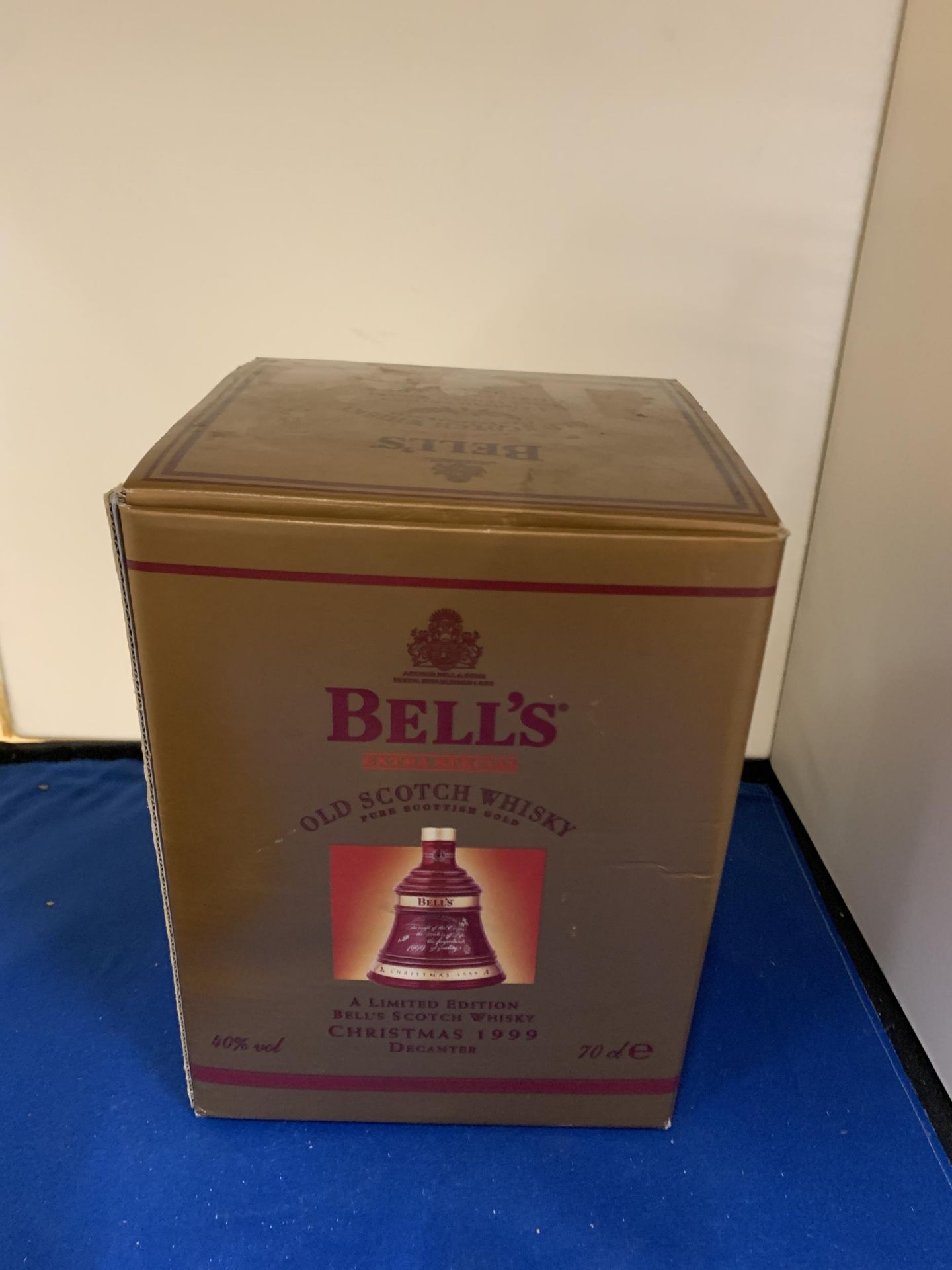 A BOXED 70CL BOTTLE - BELLS LIMITED EDITION CHRISTMAS 1999 OLD SCOTCH WHISKY DECANTER - Image 3 of 3