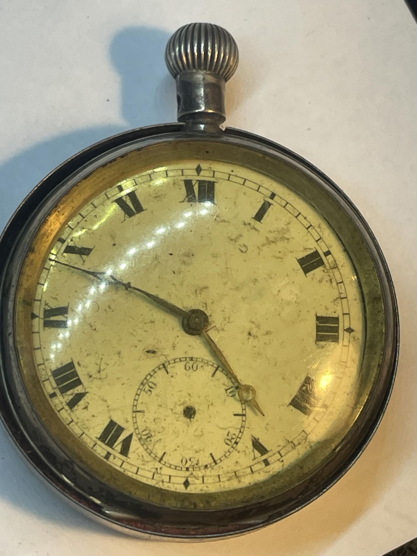 A SILVER POCKET WATCH AND VARIOUS PARTS TO INCLUDE KEYS AND CHAINS - Bild 5 aus 6