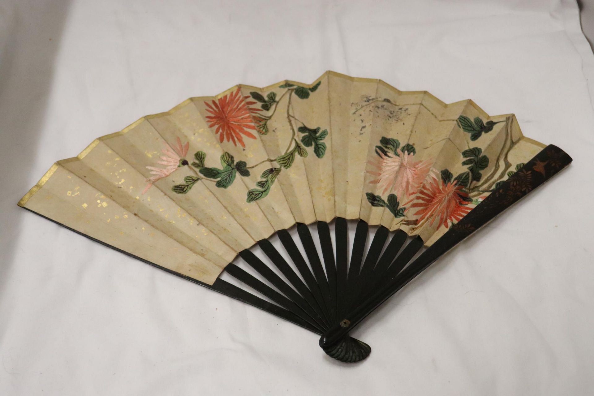 A CHINESE FAN WITH EMBROIDERED FLORAL DECORATION