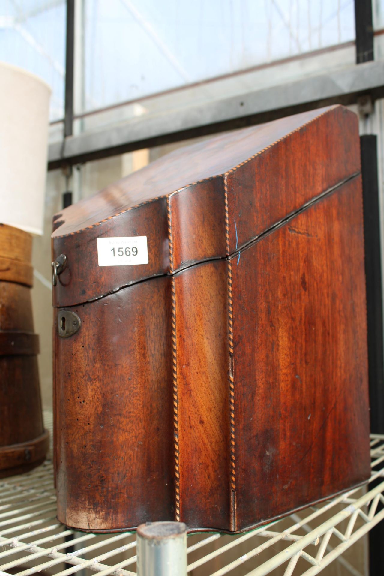 A VINTAGE INLAID MAHOGANY LIDDED BOX - Image 2 of 4