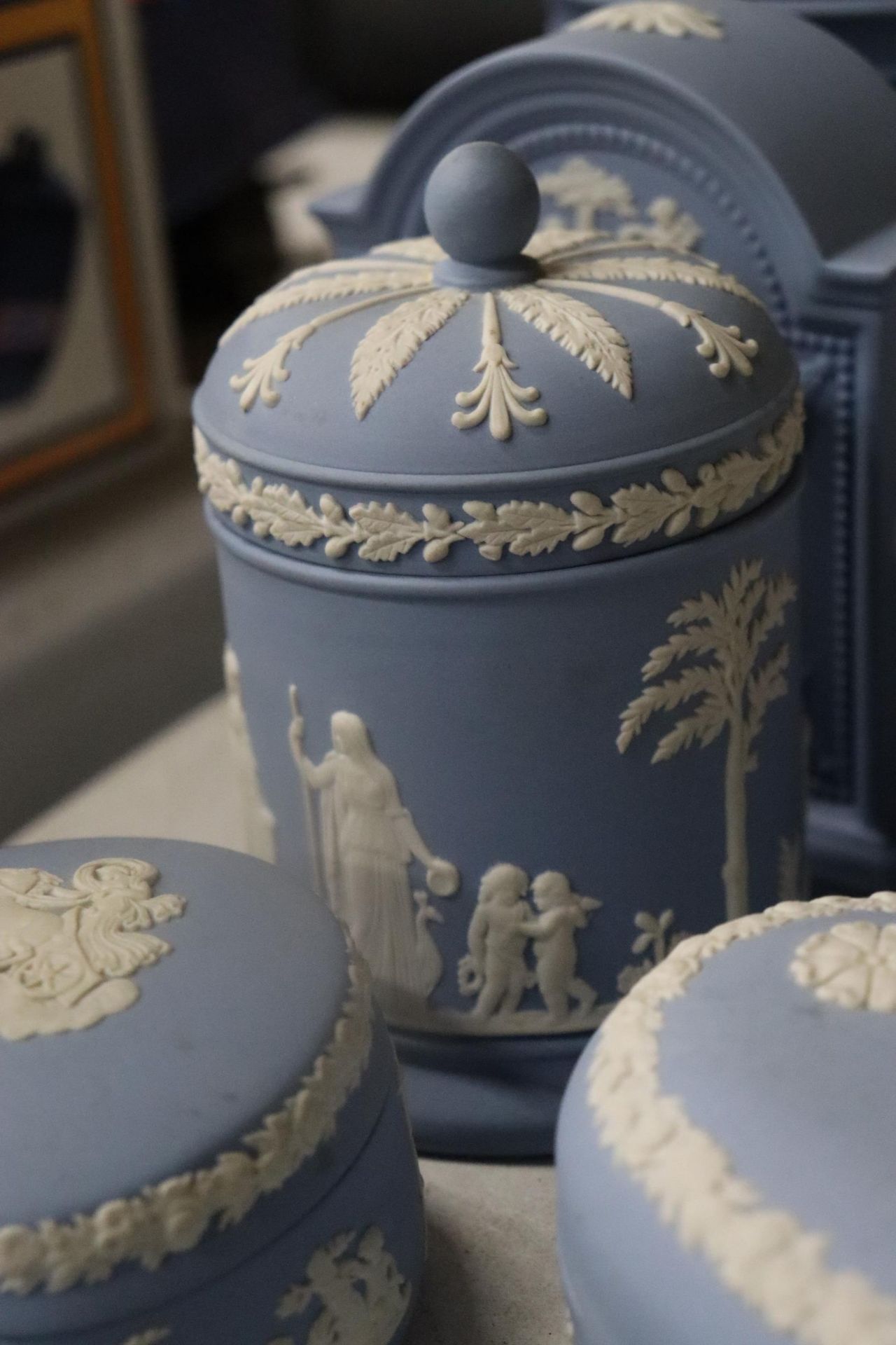 A COLLECTION OF POWDER BLUE WEDGWOOD JASPERWARE TO INCLUDE CABINET PLATES, LARGE LIDDED TRINKET - Image 14 of 14