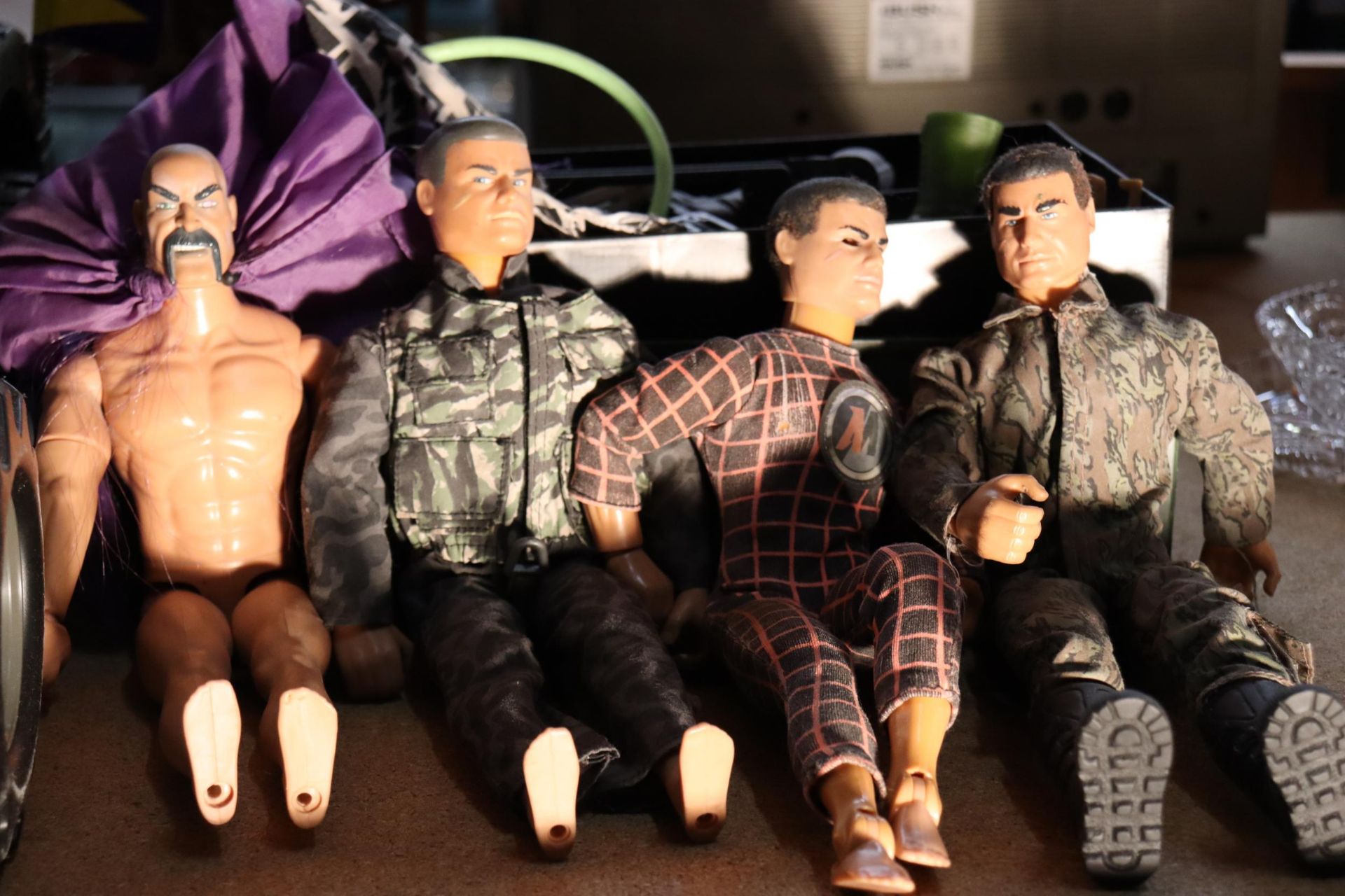 A COLLECTION OF ACTION MAN ITEMS TO INCLUDE FIVE FIGURES, A MILITARY JEEP AND A LARGE QUANTITY OF - Image 2 of 9