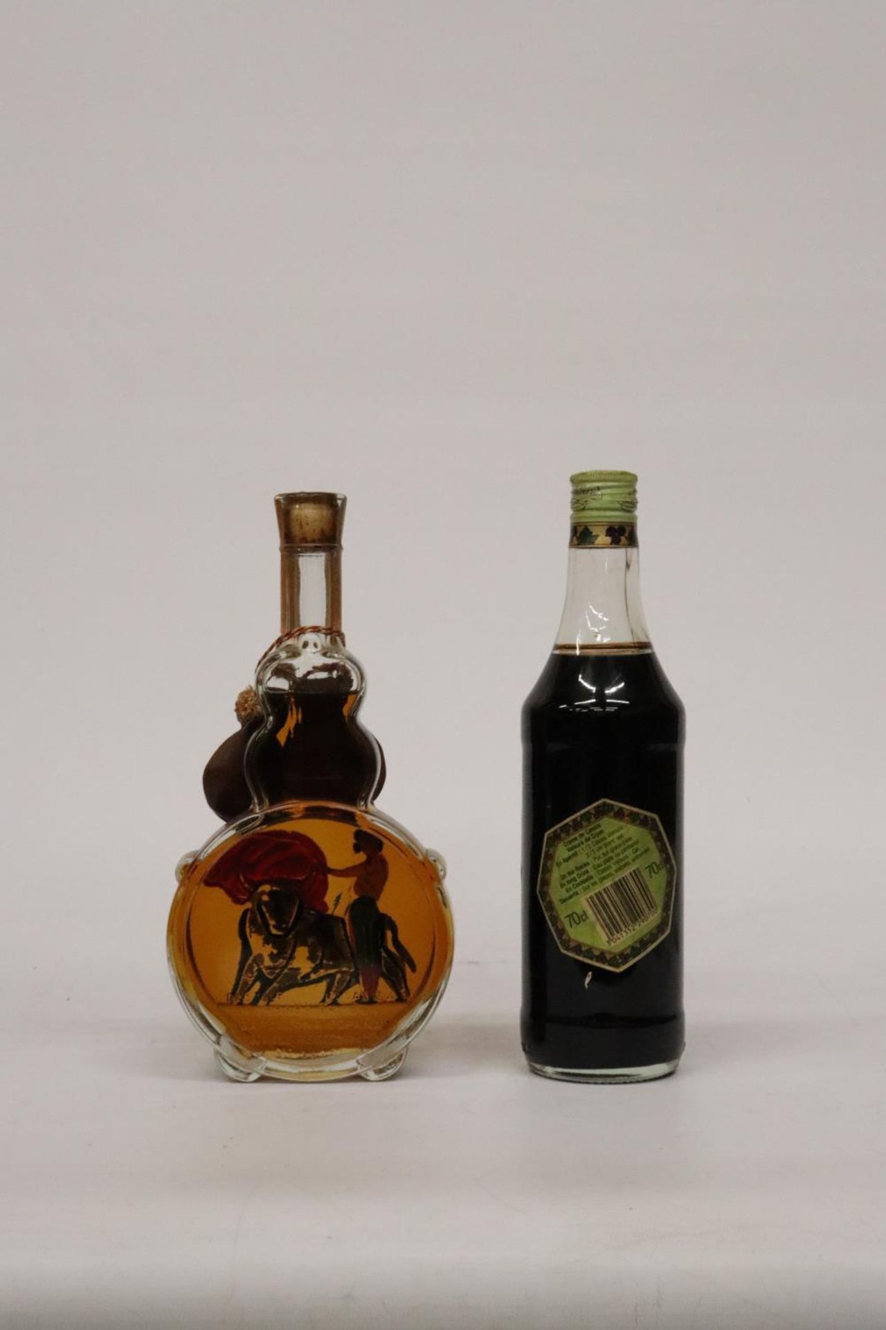 TWO BOTTLES OF SPIRITS TO INCLUDE A 70 CL BOTTLE OF CREME DE CASSIS AND A EXTRA VINTAGE GALERIAS - Bild 2 aus 3