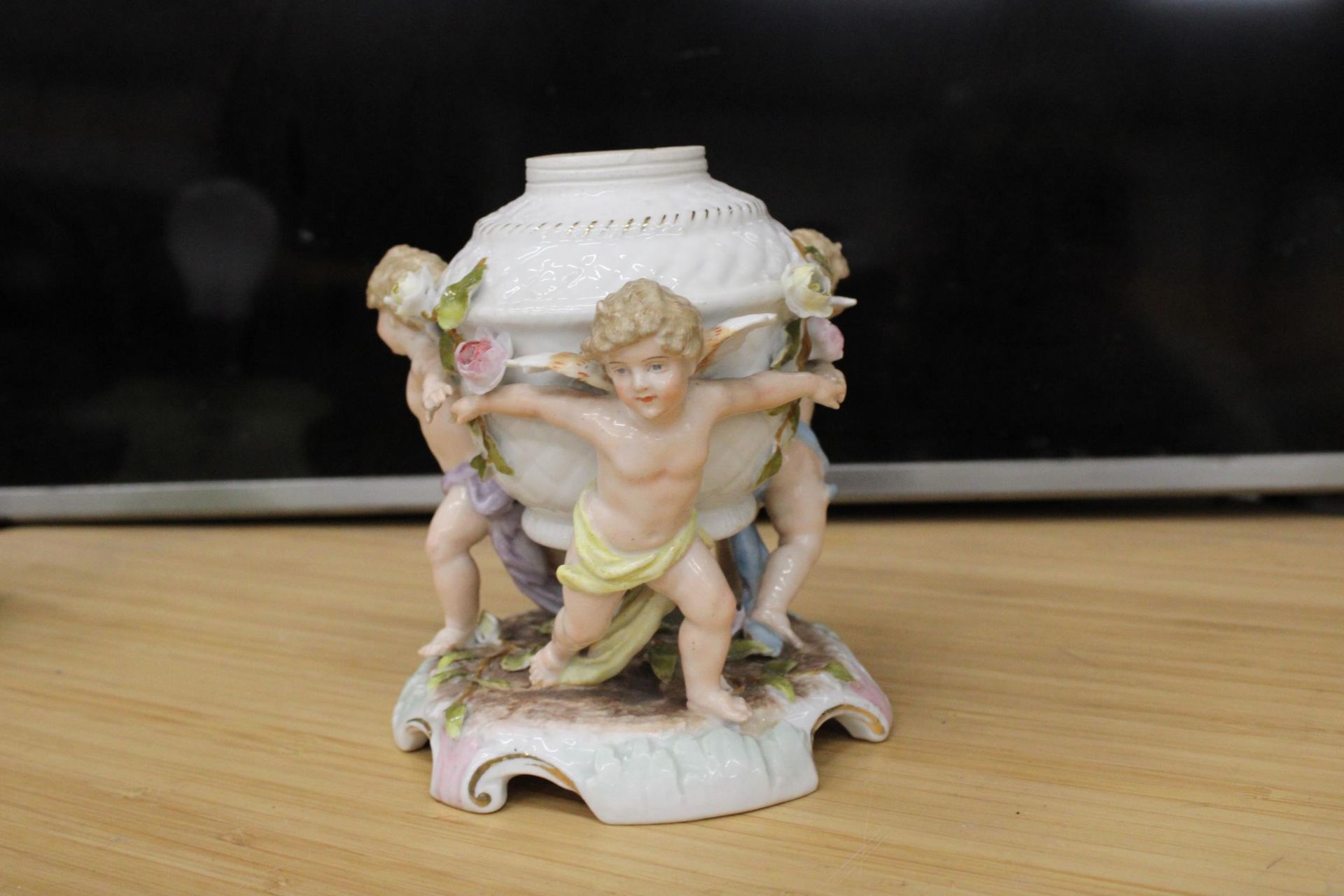 A MEISSEN STYLE PORCELAIN OIL LAMP BASE IN THE FORM OF CHERUBS - Image 3 of 5