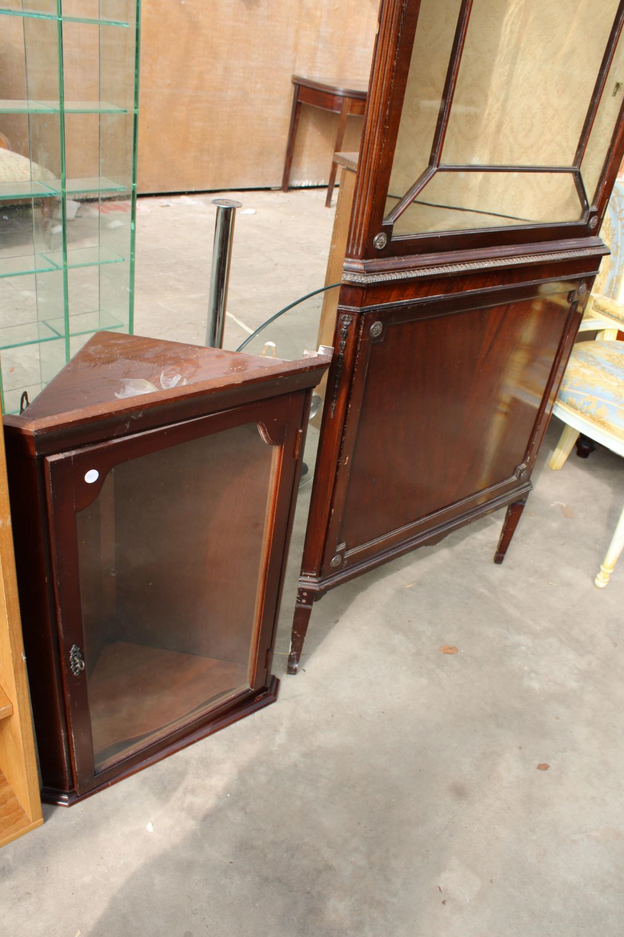 A 19TH CENTURY STYLE MAHOGANY CORNER CUPBOARD WITH GLAZED UPPER PORTION AND A SMALL CORNER CUPBOARD - Bild 2 aus 5